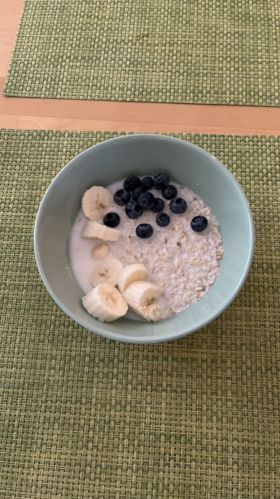 avena con plátano y arándanos