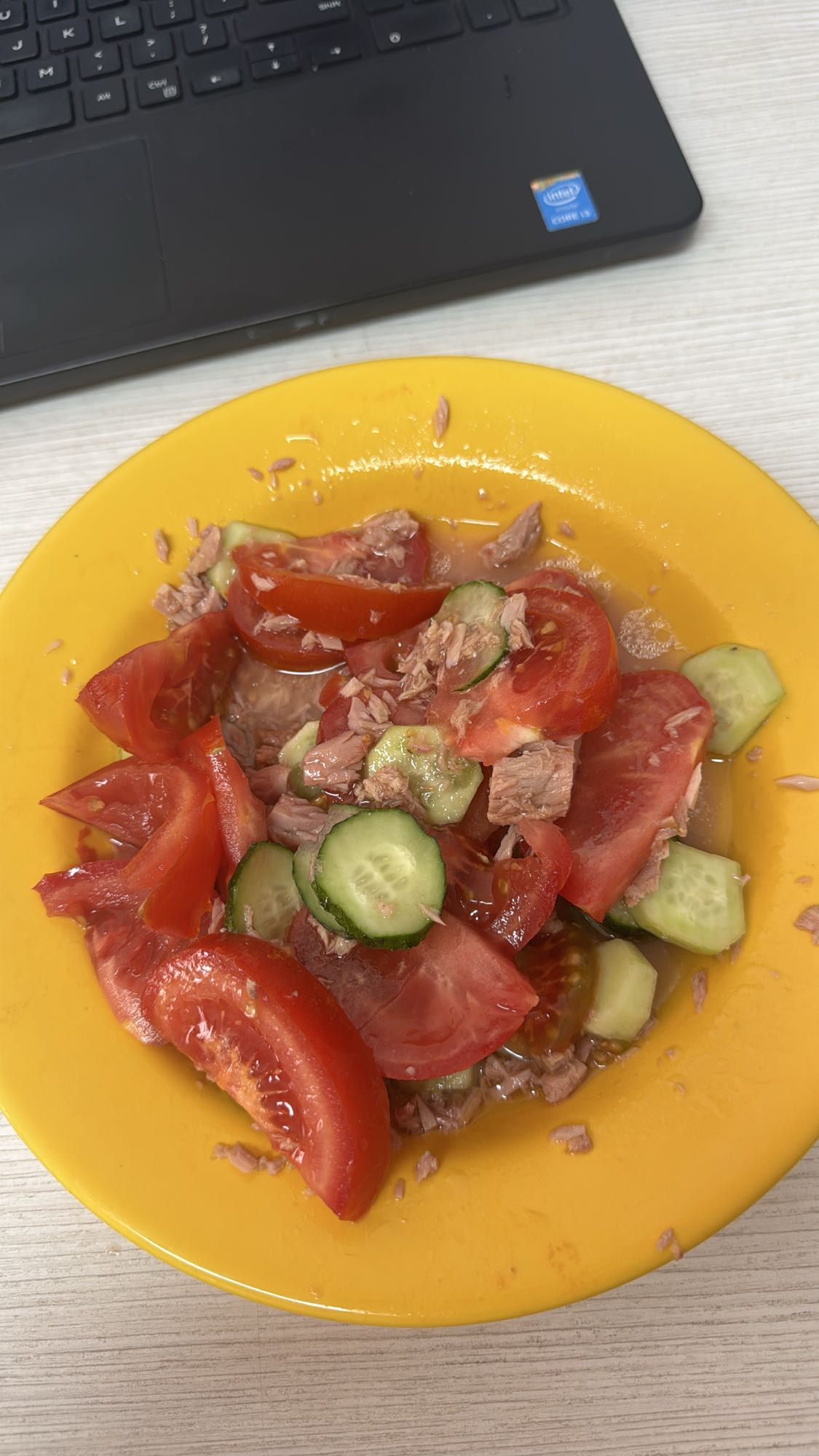 Salată ton cu roșii și castraveți