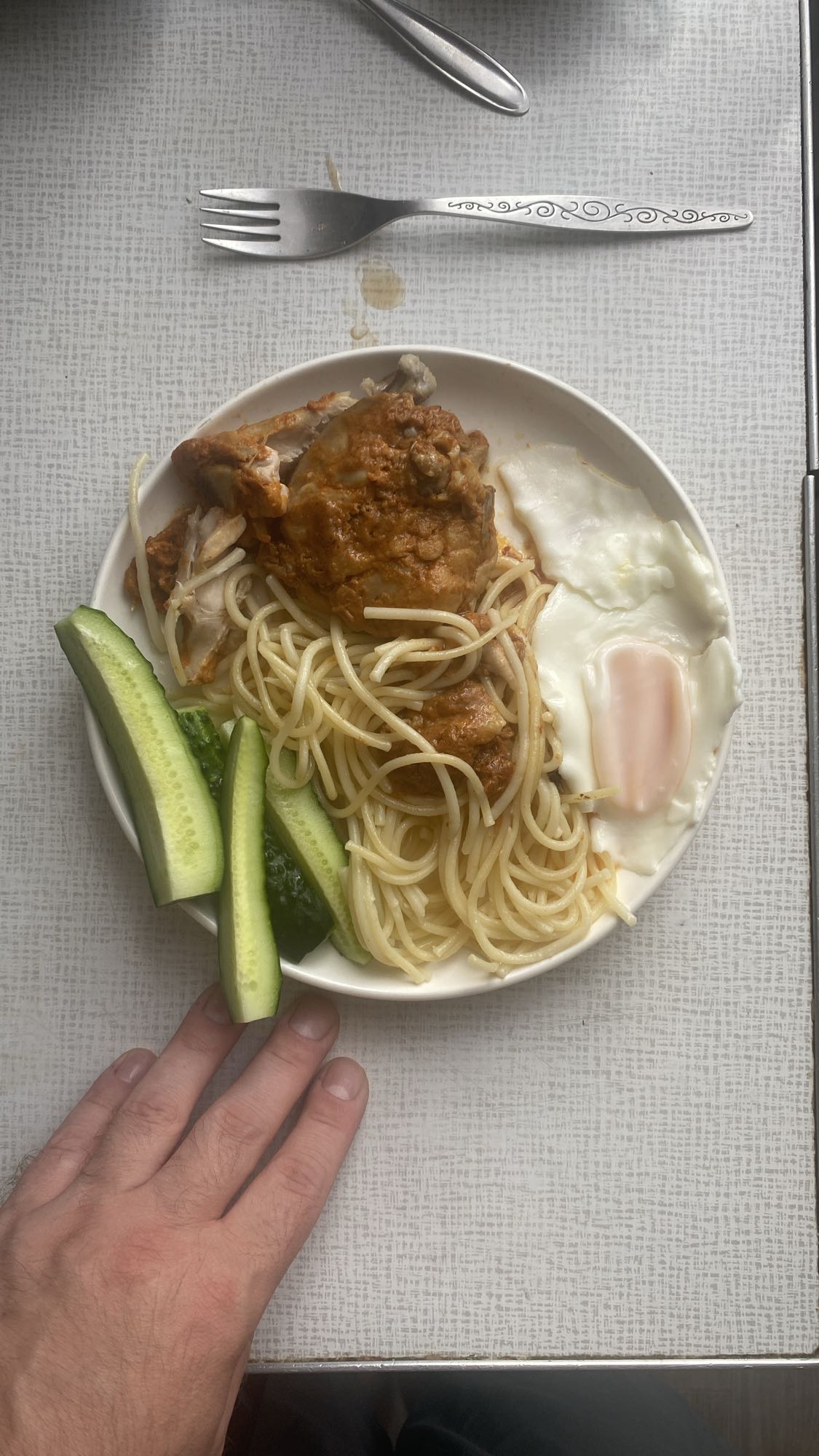 Курица с макаронами и яйцом