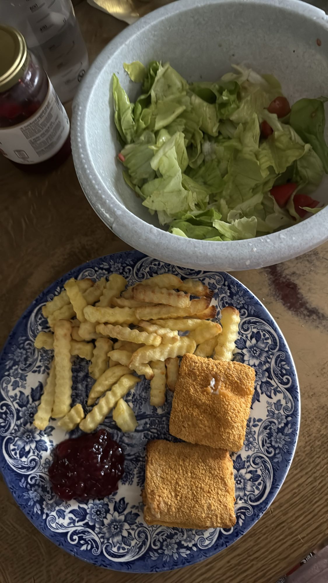 Cartofi, șnițel și salată