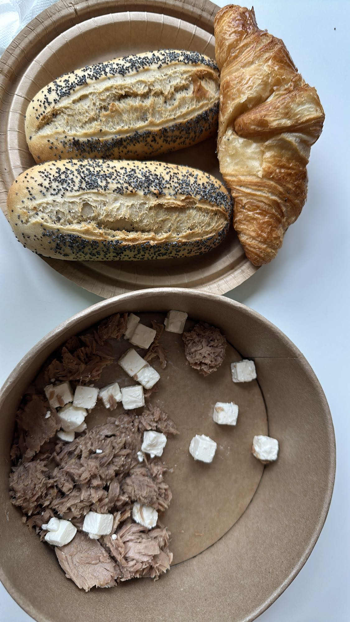 Bröd med tonfisk och ost