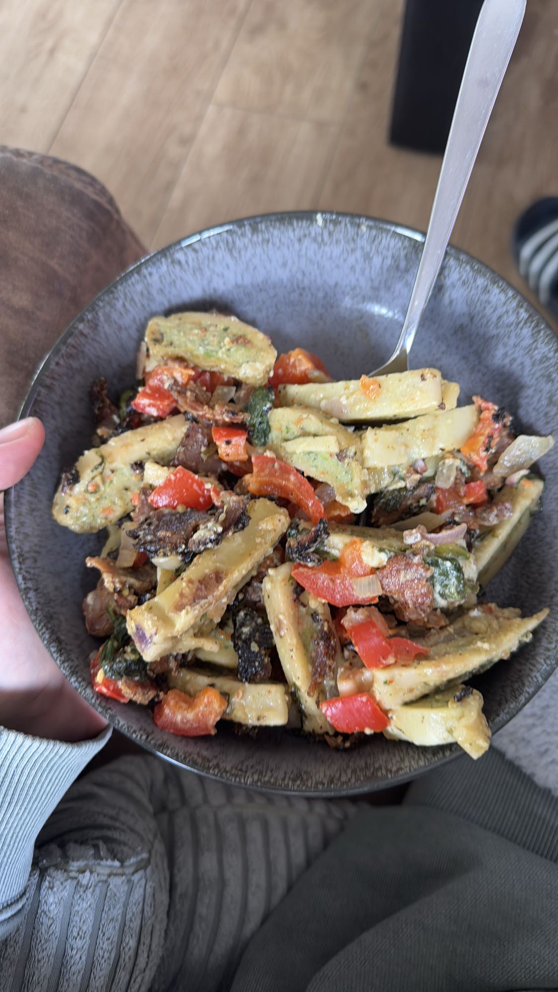 Gemüse-Kartoffel-Pfanne mit Frischkäse Light, Hähnchenfleisch und gebratenen Maultaschen