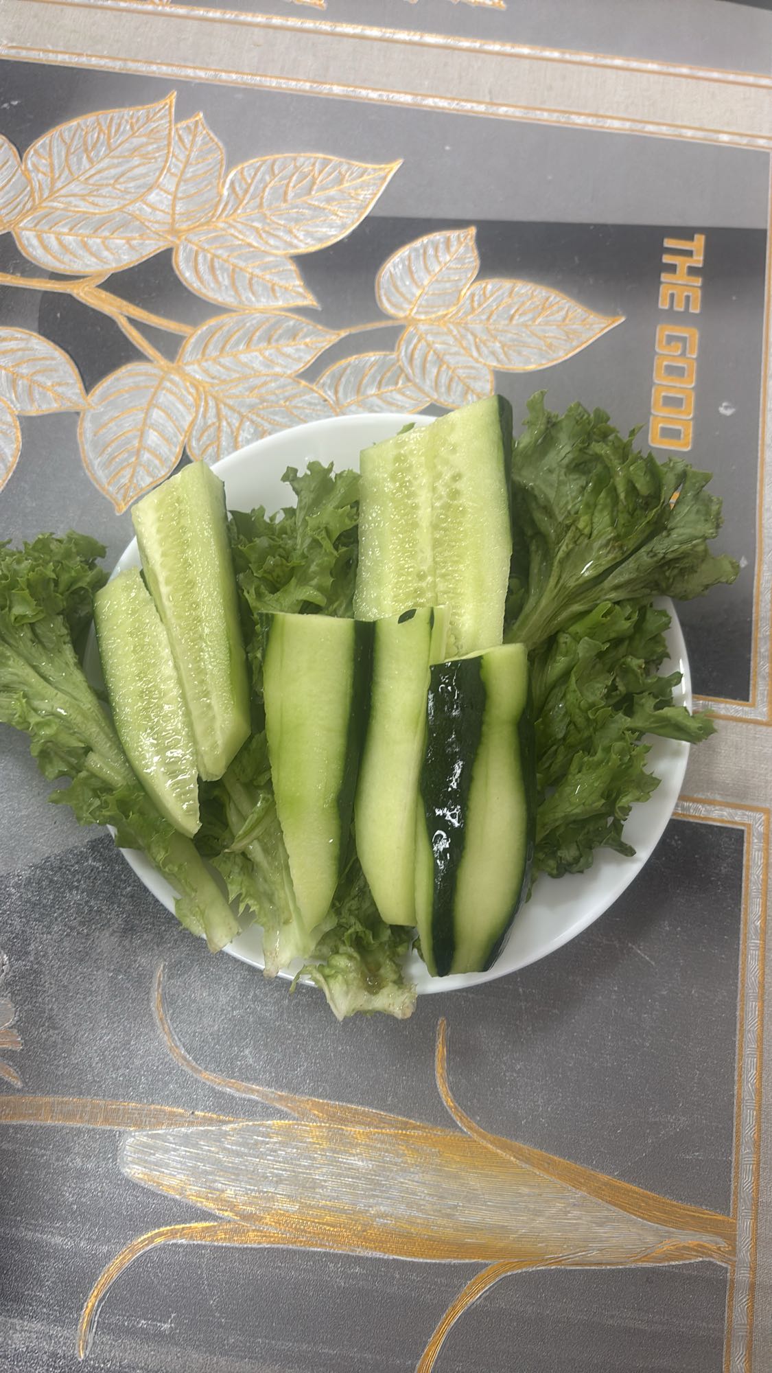 Огурцы и салат