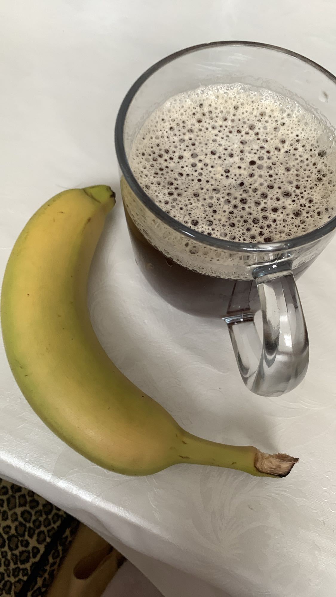 Banane mit schwarzem Kaffee