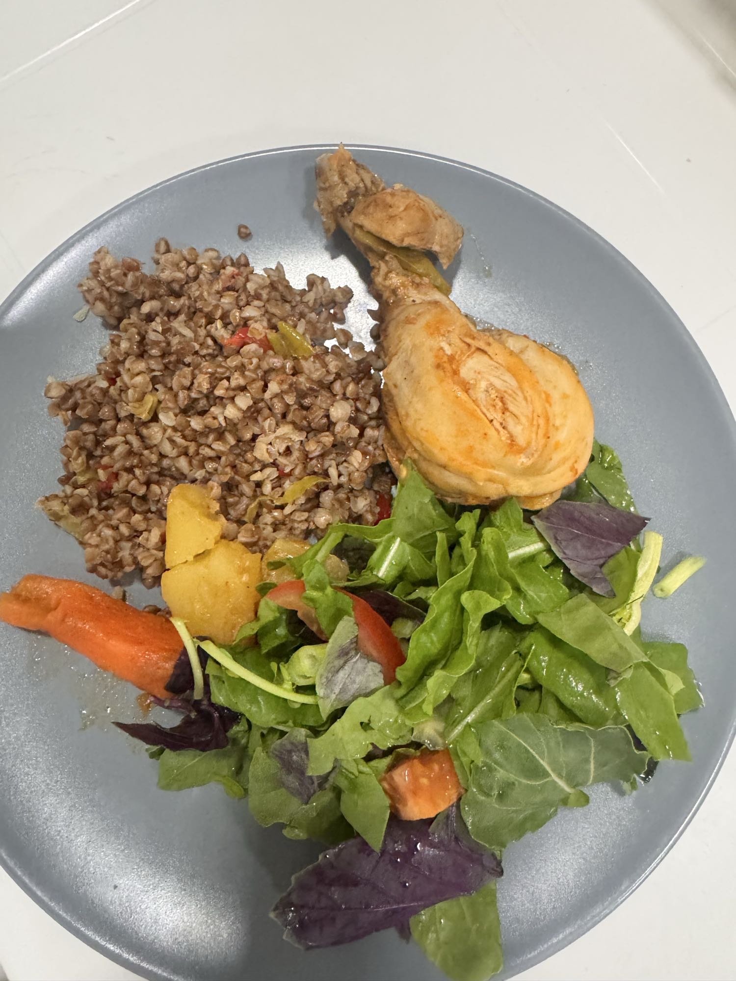 гречка с курицей и салатом