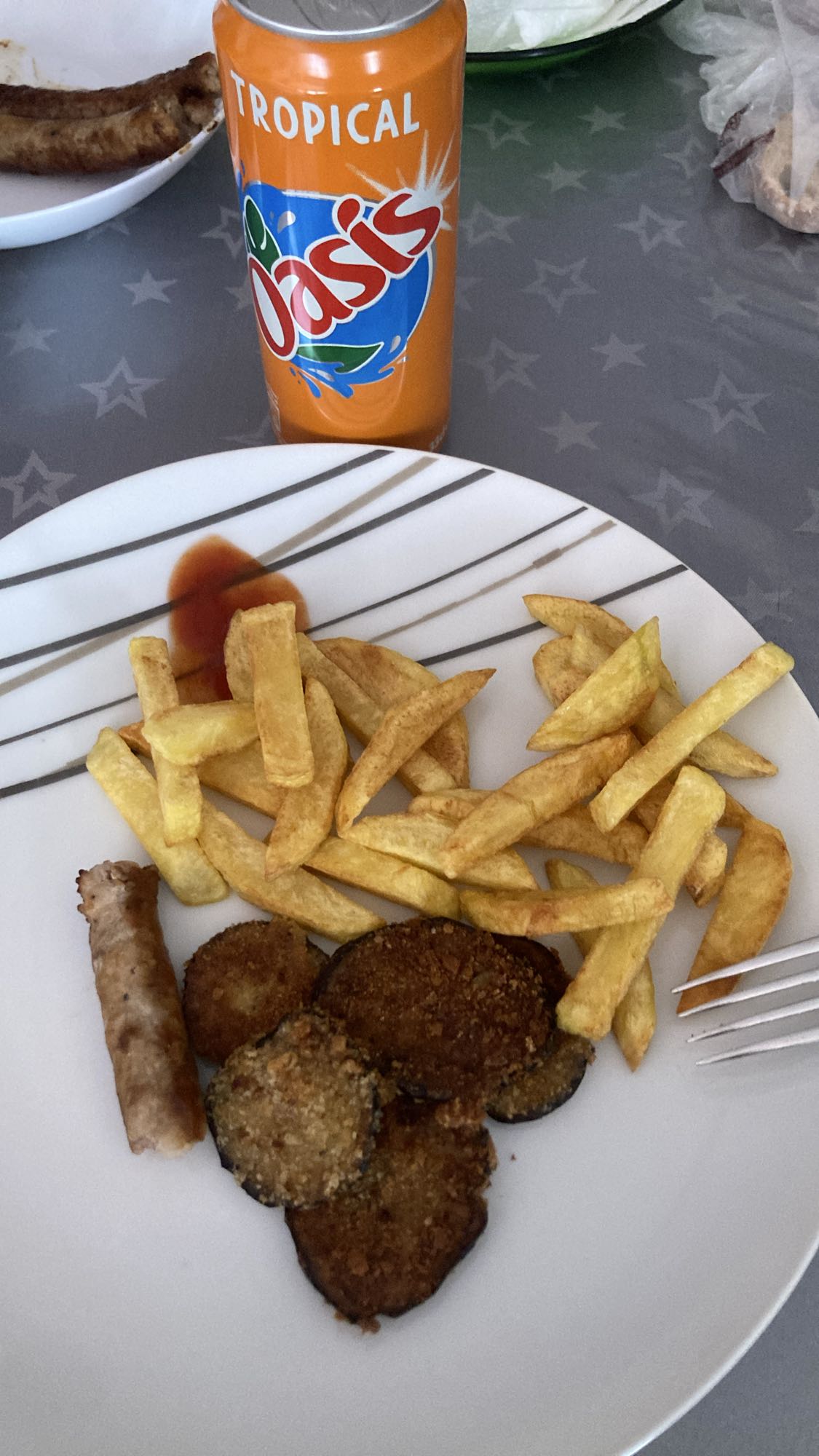 Frites, saucisse, aubergine, soda