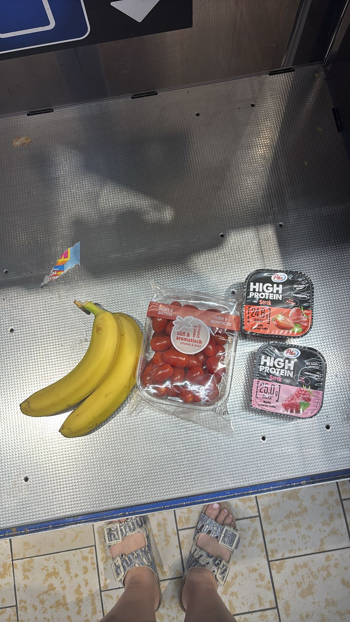 banany, pomidorki, serek proteinowy