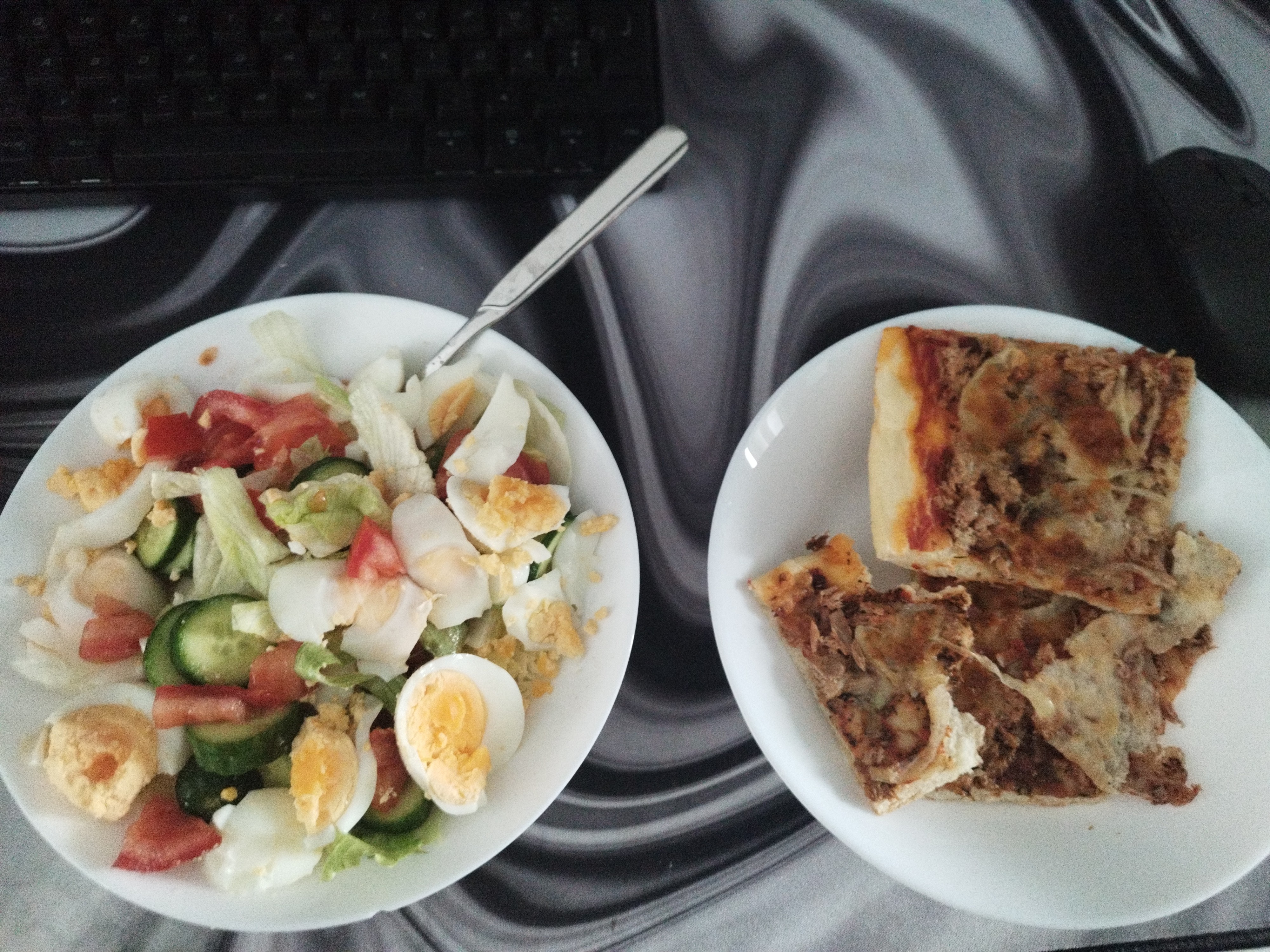 Salat mit Eiern & Pizza