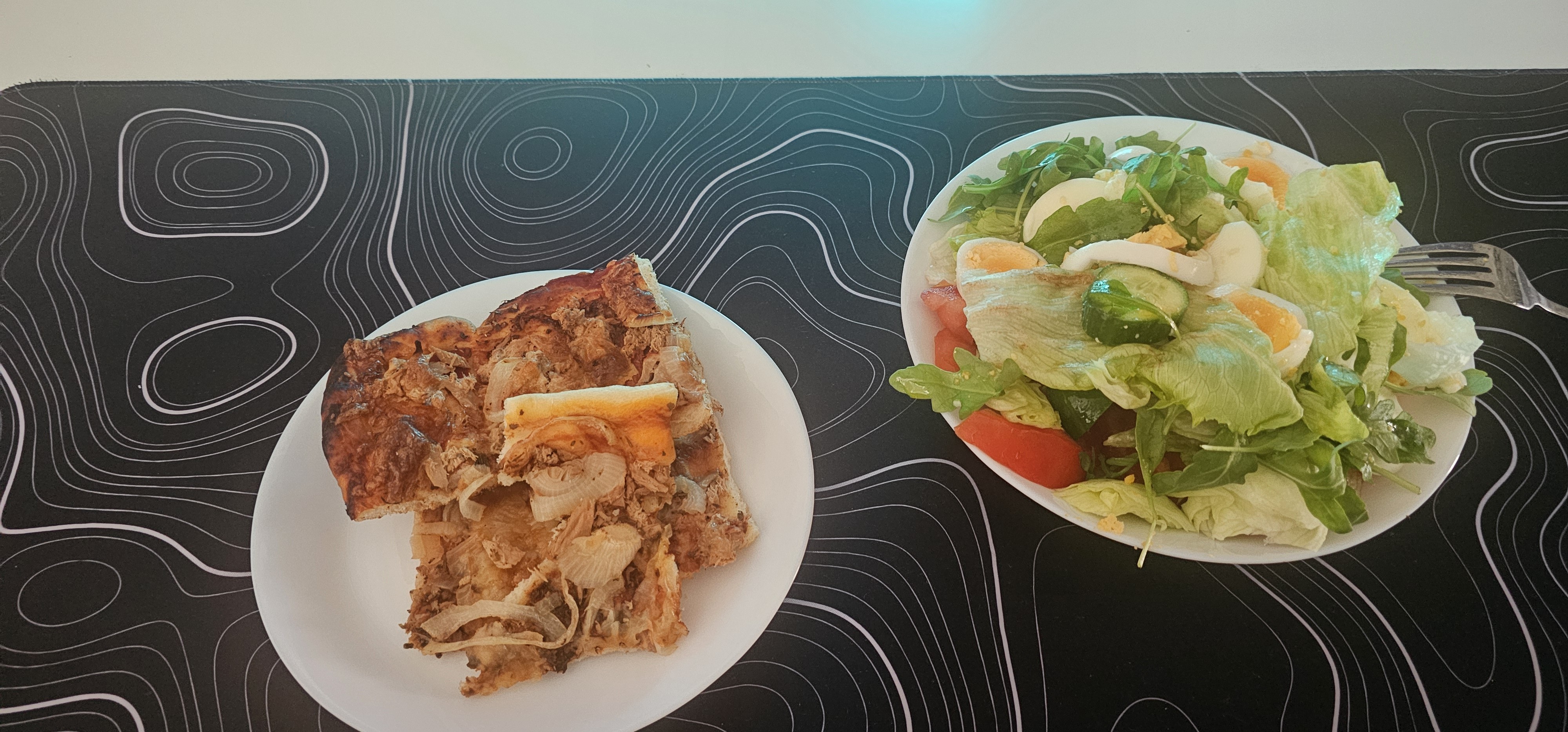 Pizza mit Salat