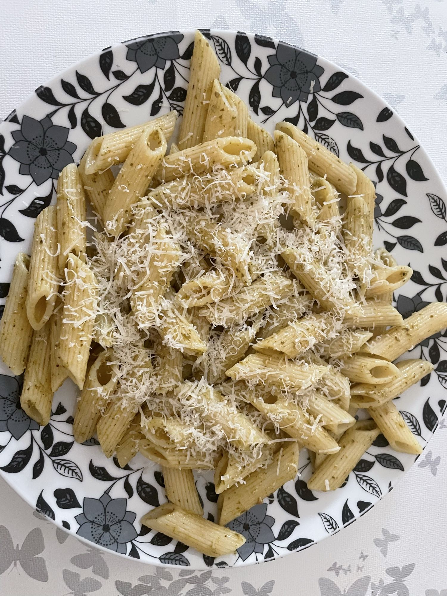 Penne mit Pesto und Käse