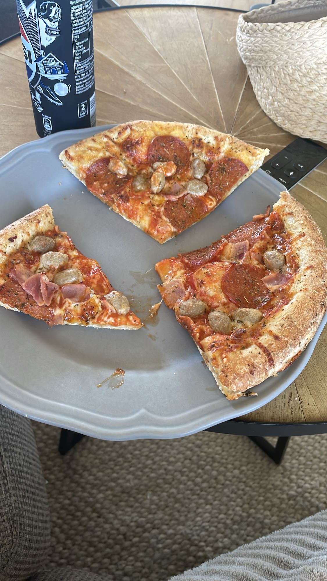 Pizza med kjøtt og ost