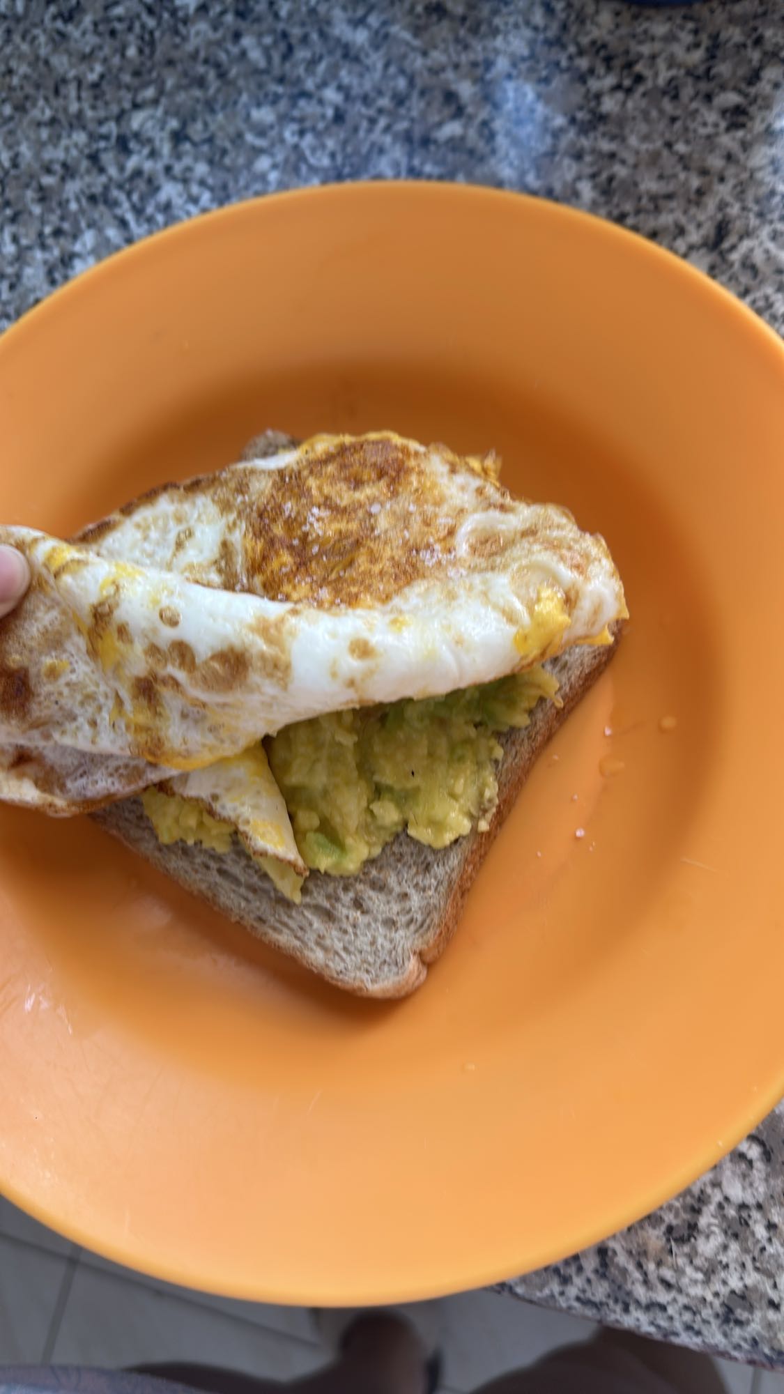 Tostada con huevo y aguacate