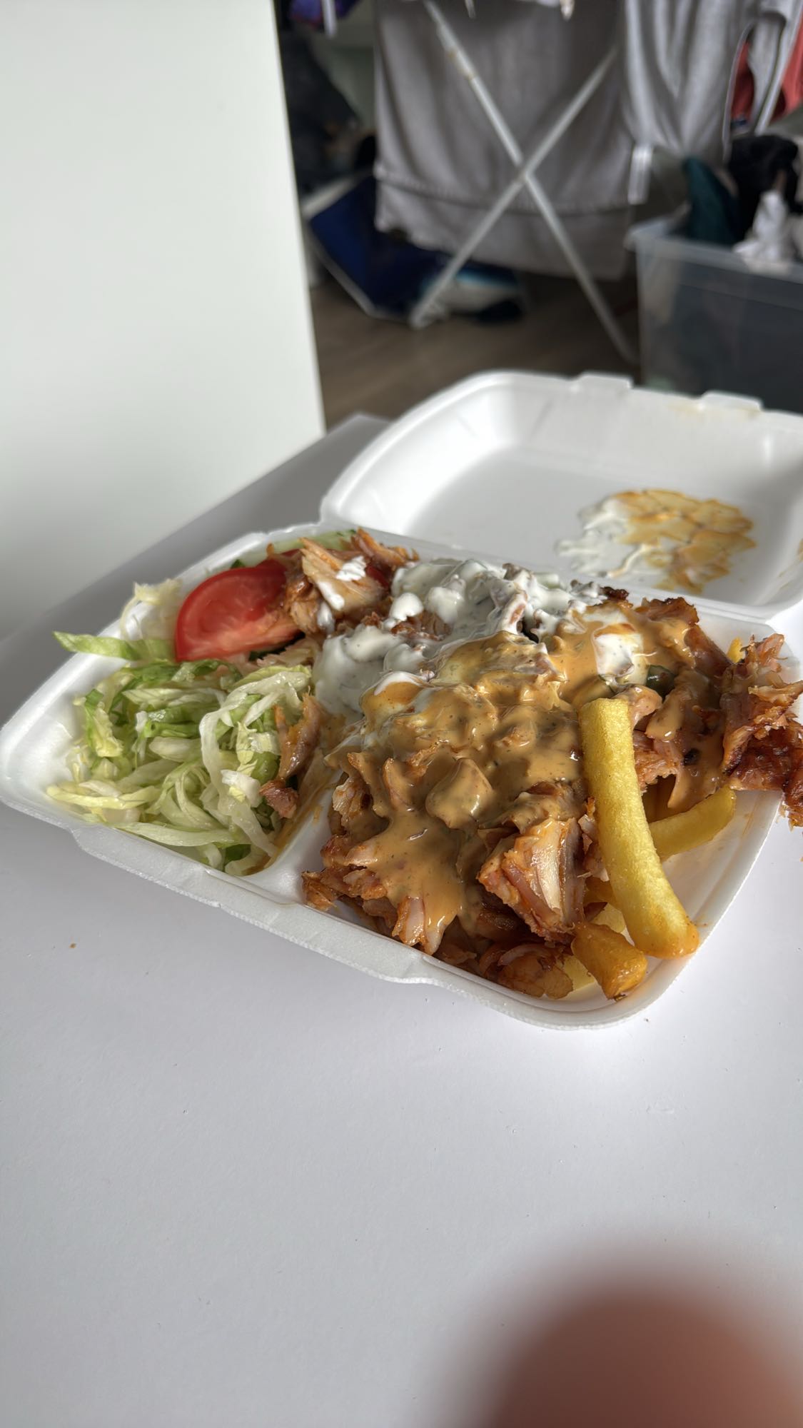 kebab z frytkami i sosem