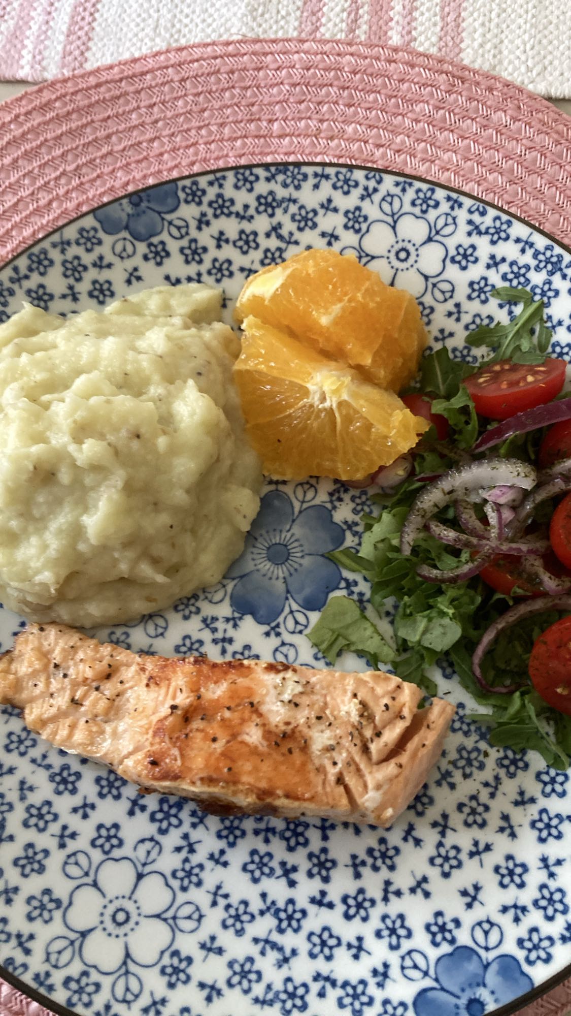 Lax med blomkålsmos och sallad