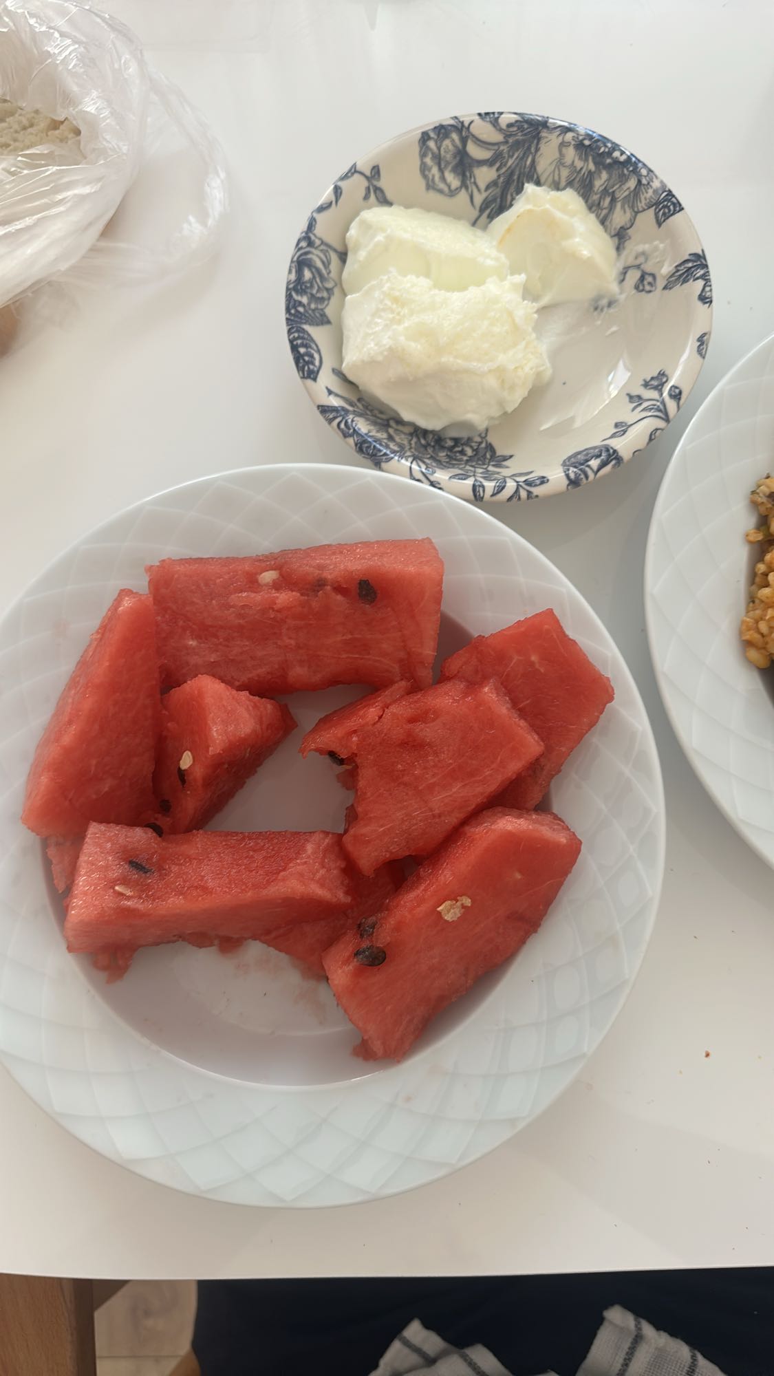 Karpuz ve yoğurt tabağı