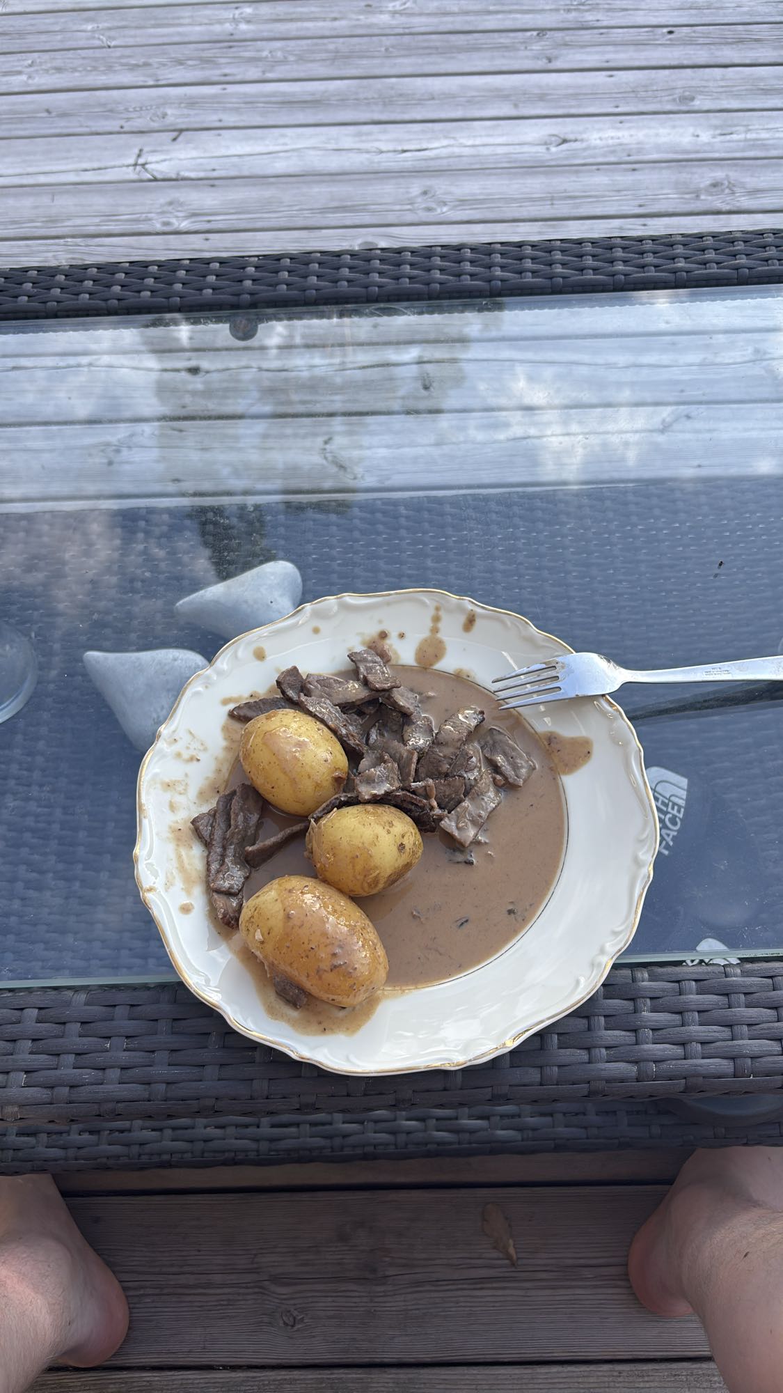 Kött med potatis och sås