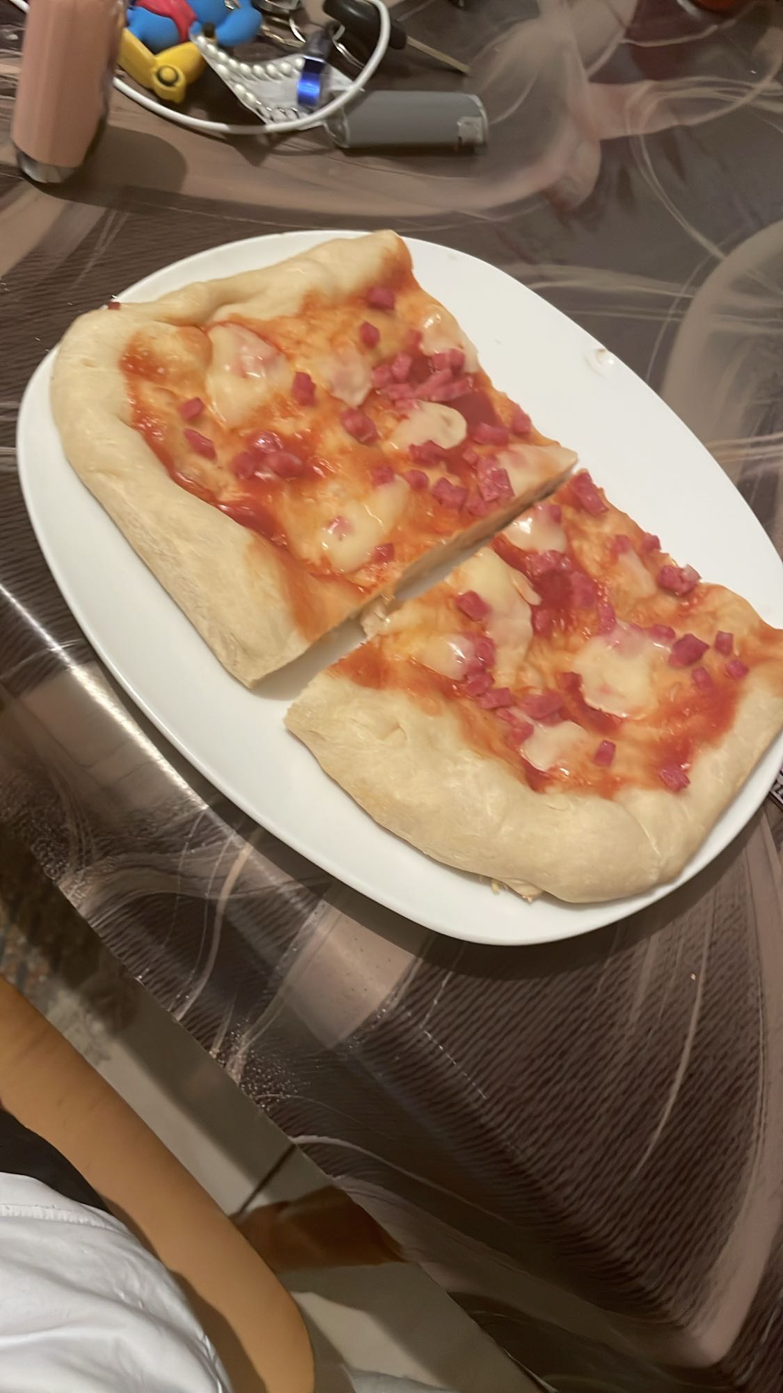 Pizza cu salam și brânză