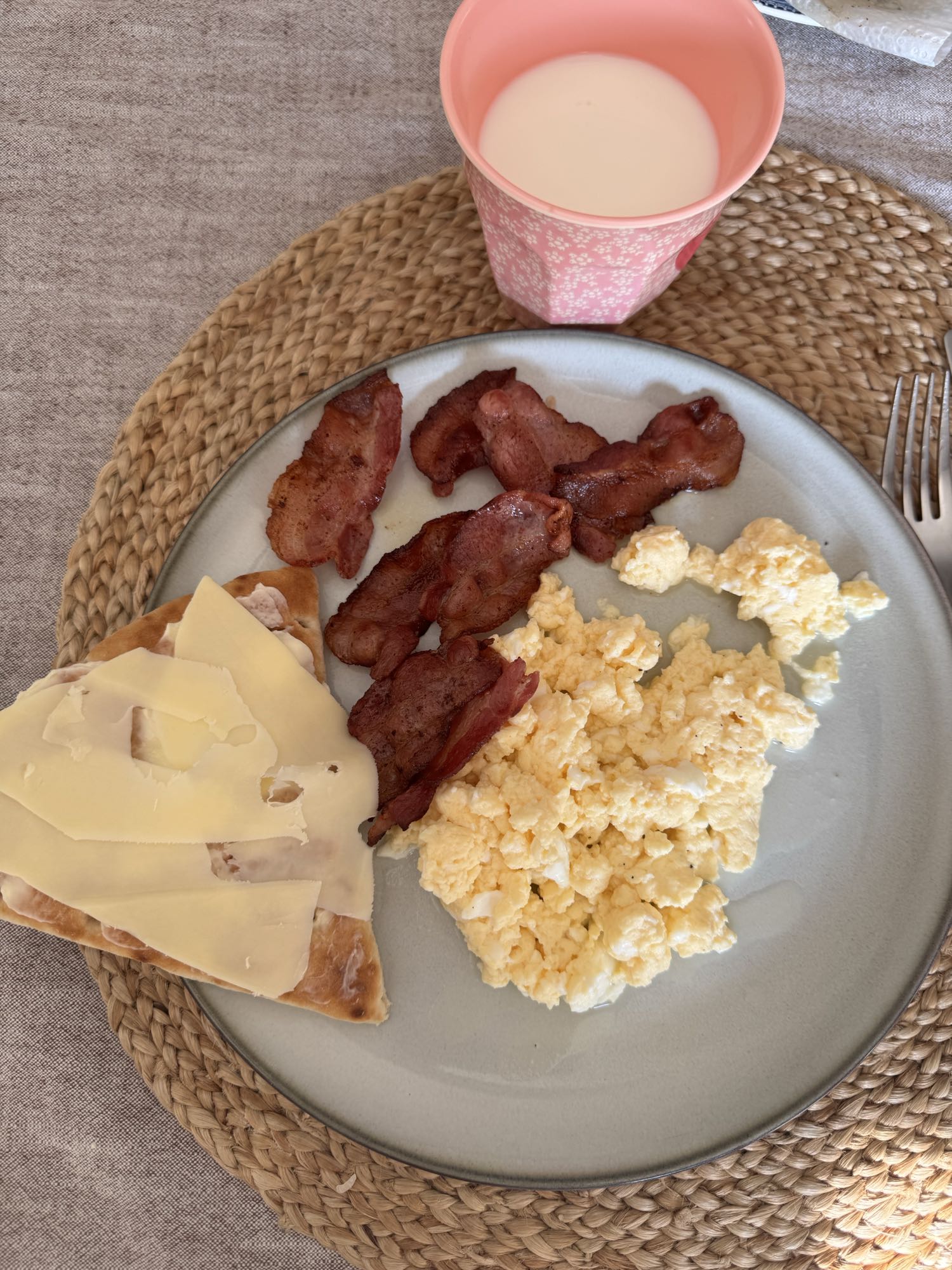 Frukost med bacon och ägg