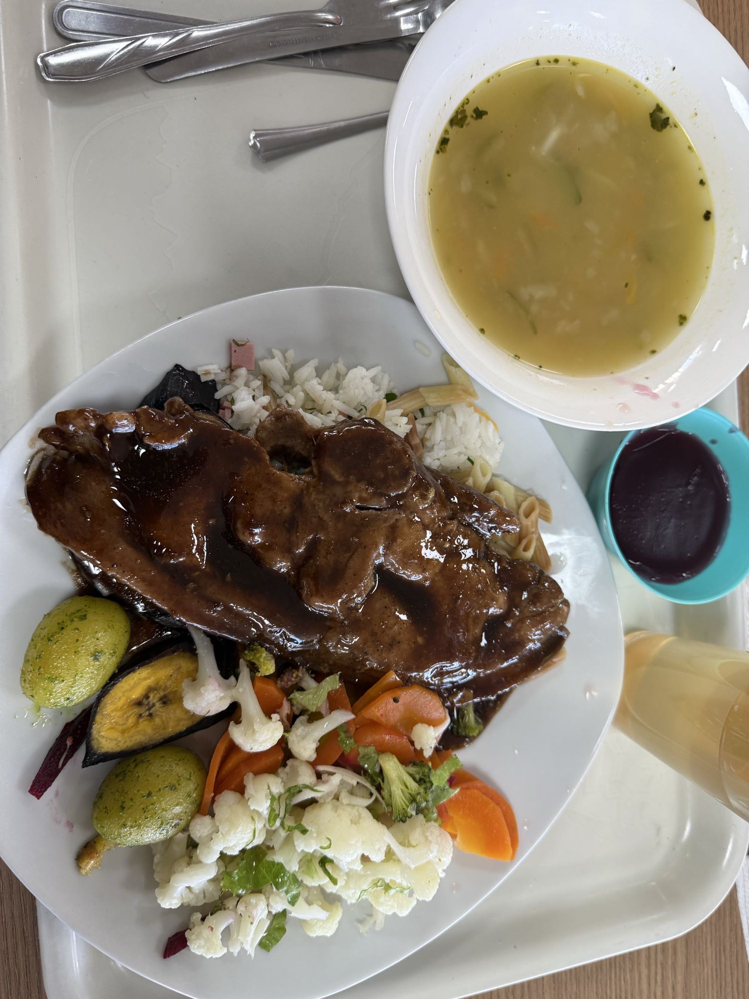 almuerzo con carne y sopa