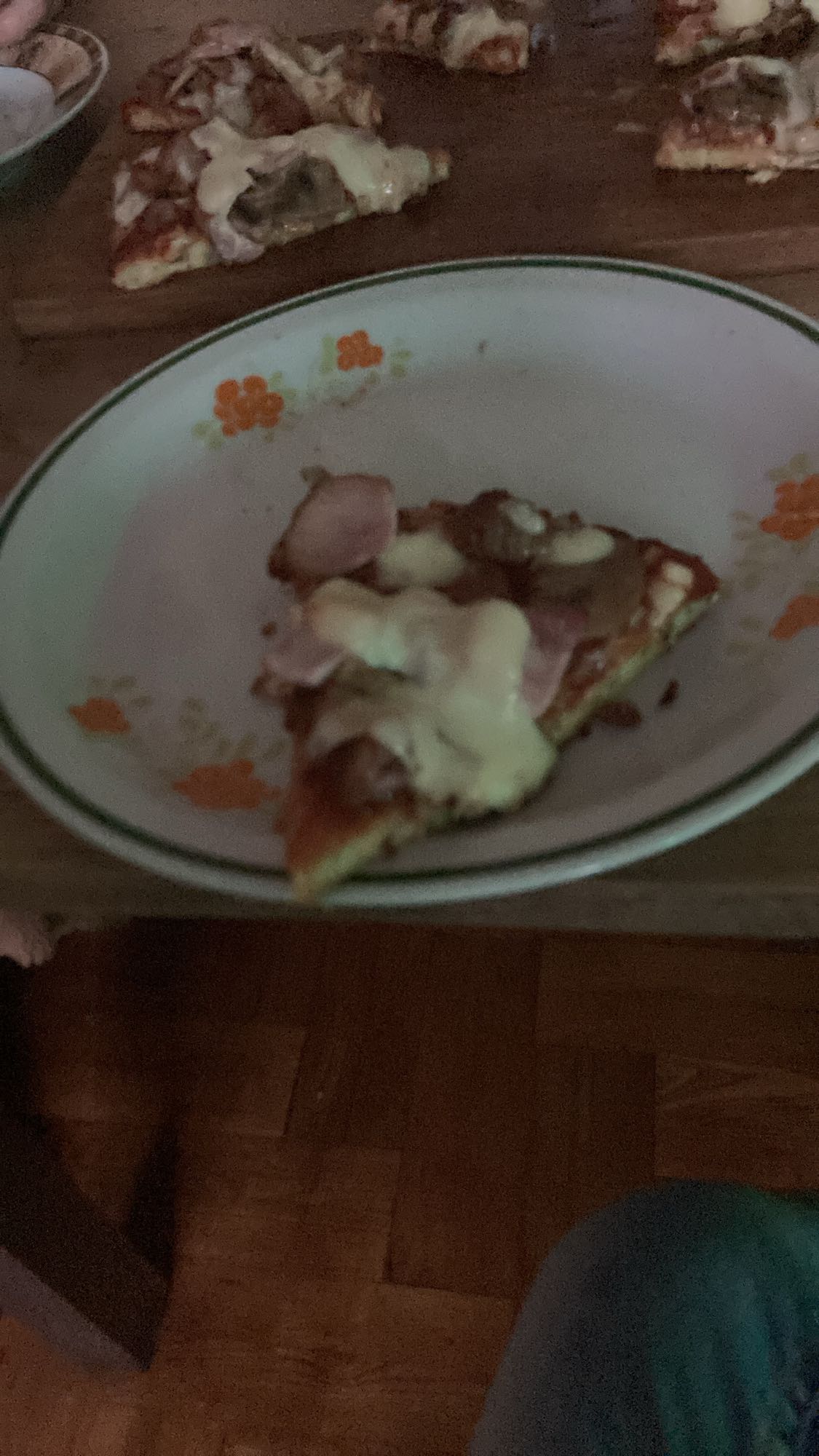 Kawałek pizzy mięsnej
