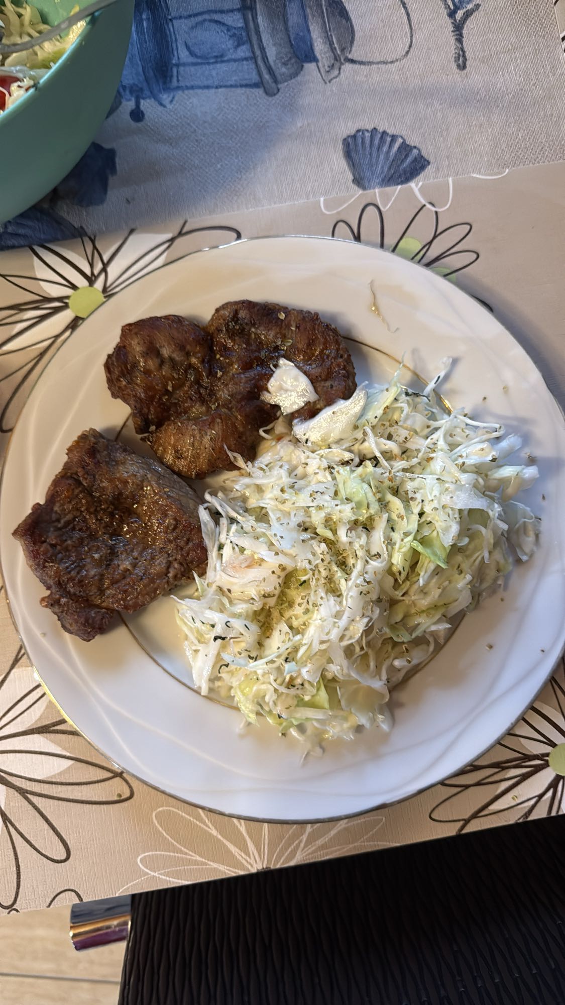 Friptură cu salată de varză