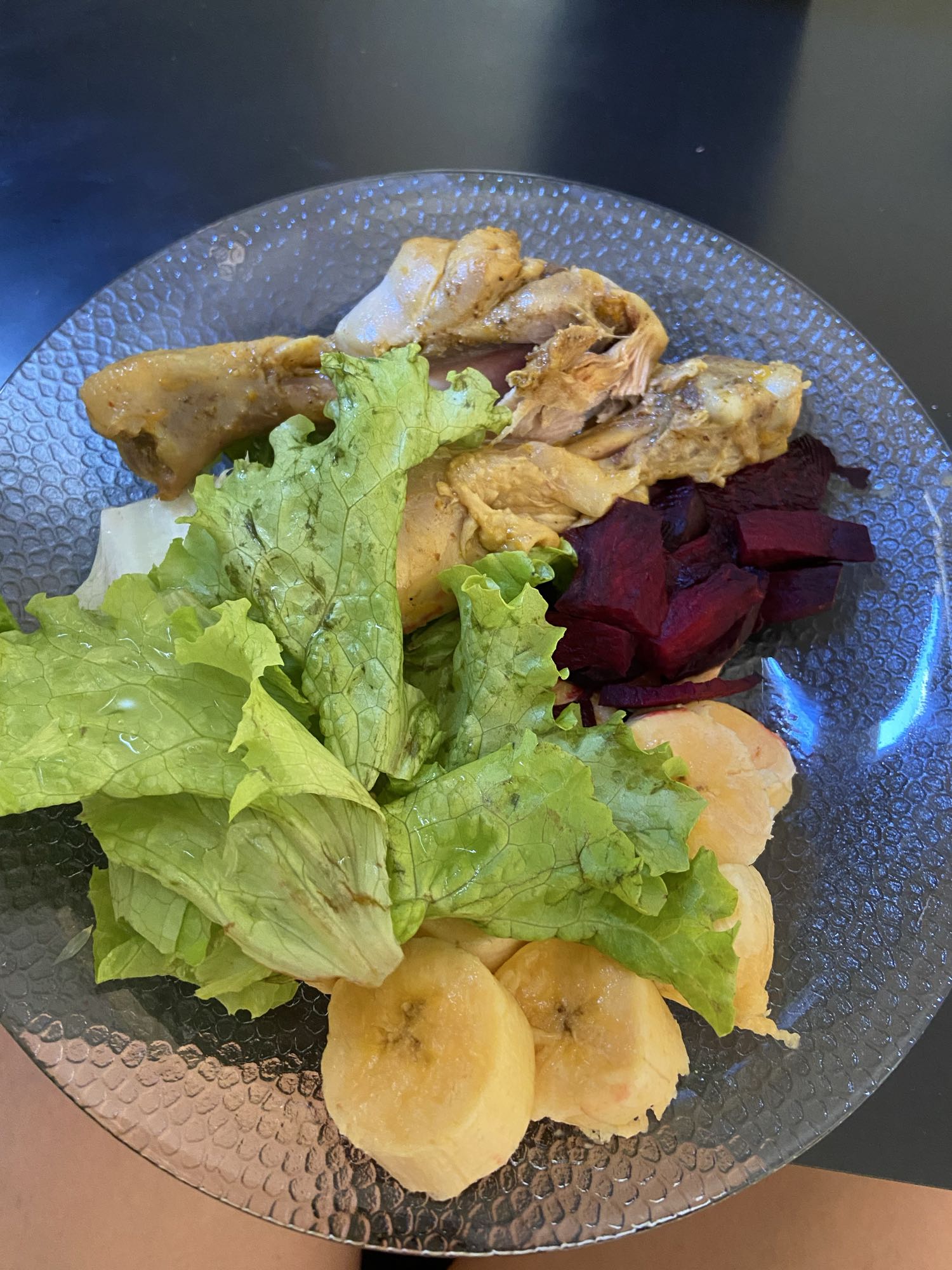 Frango com salada e banana