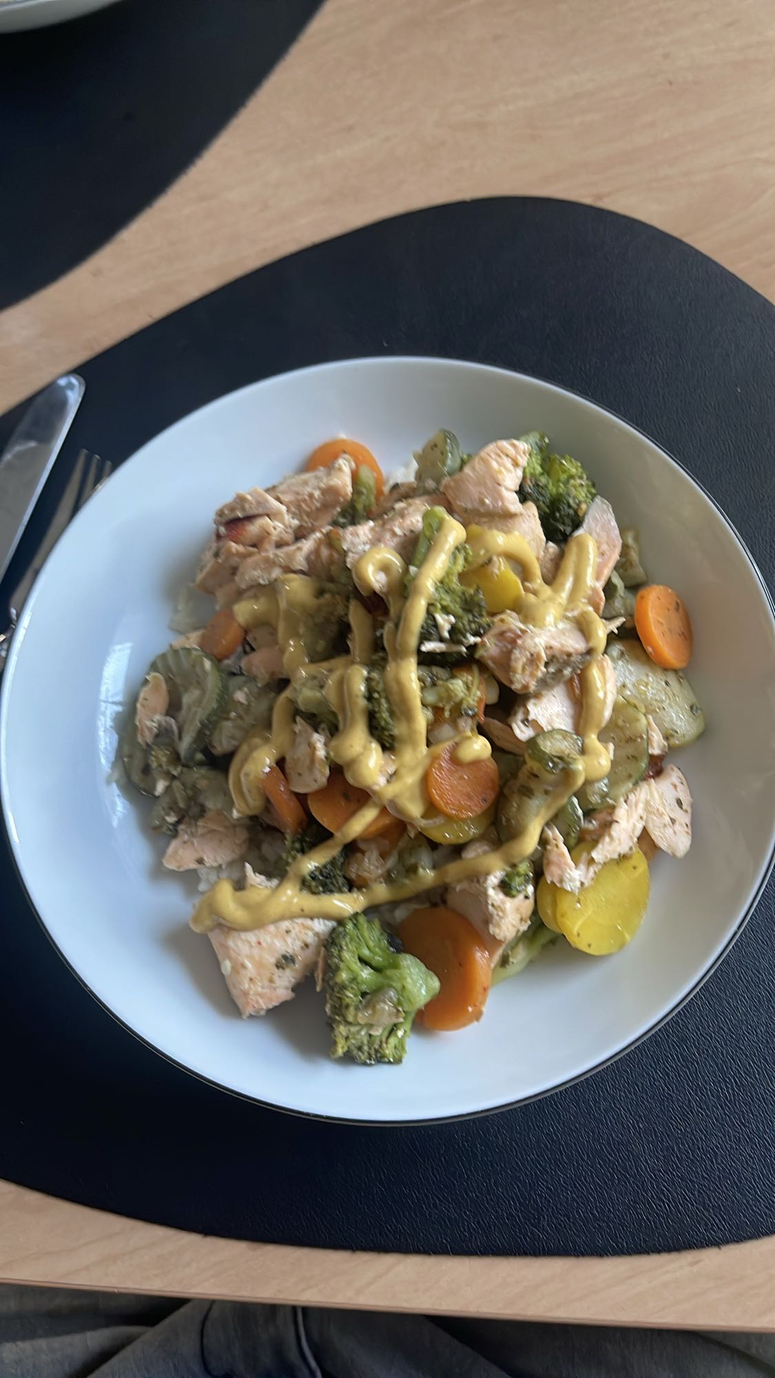 Kip met groenten en saus