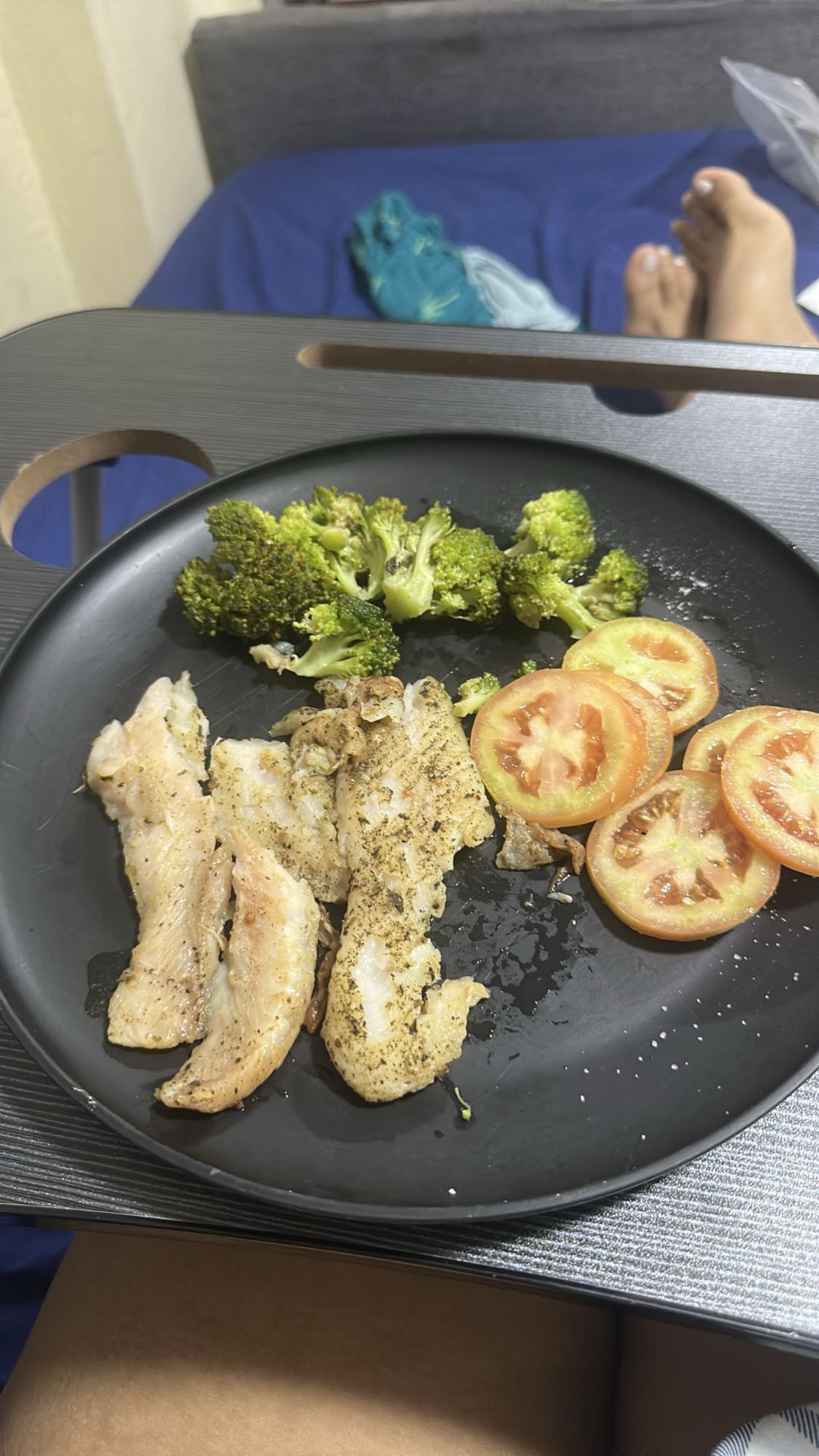 Pescado con brócoli y tomate