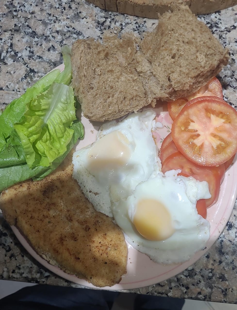 Desayuno con pollo y huevo