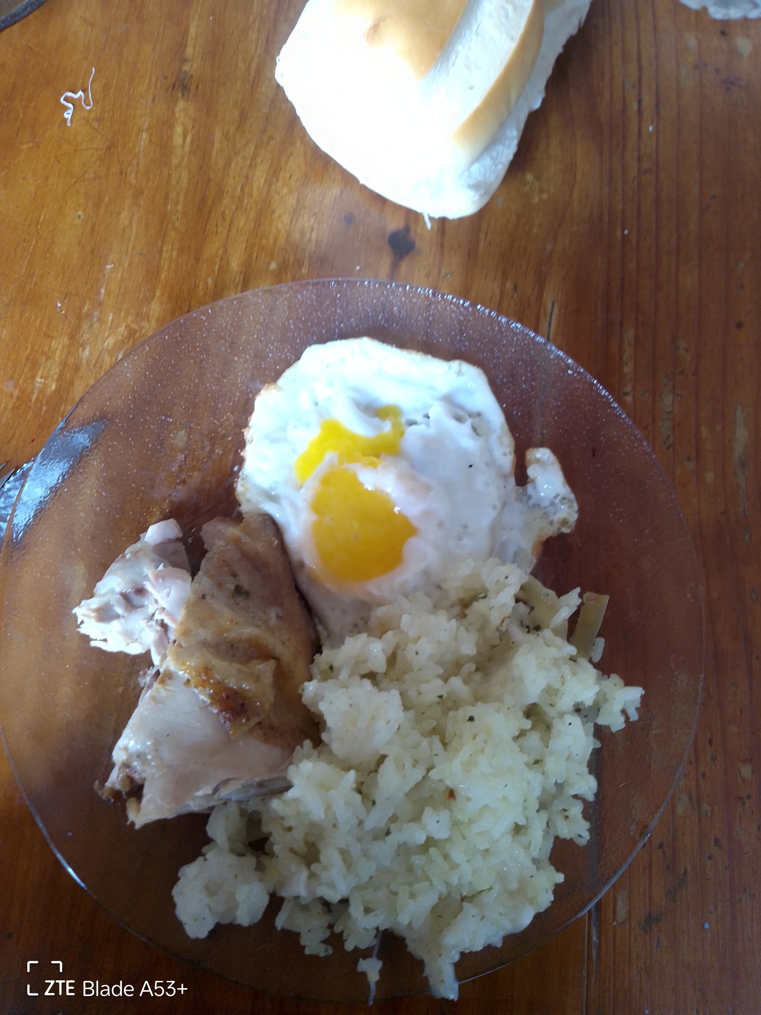 Pollo, arroz, huevo y pan