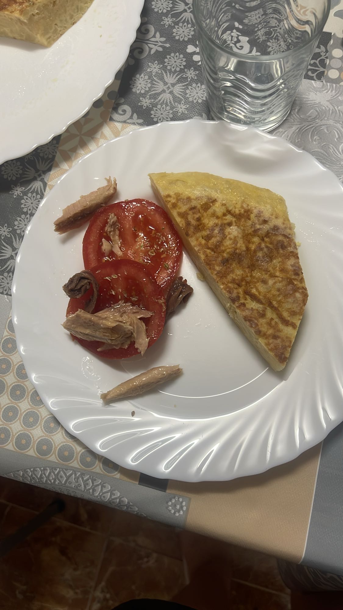 Tortilla con ensalada de tomate