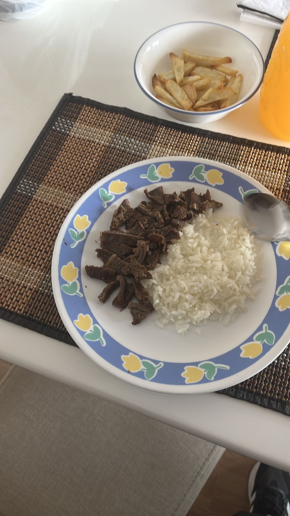 arroz, carne y papas fritas