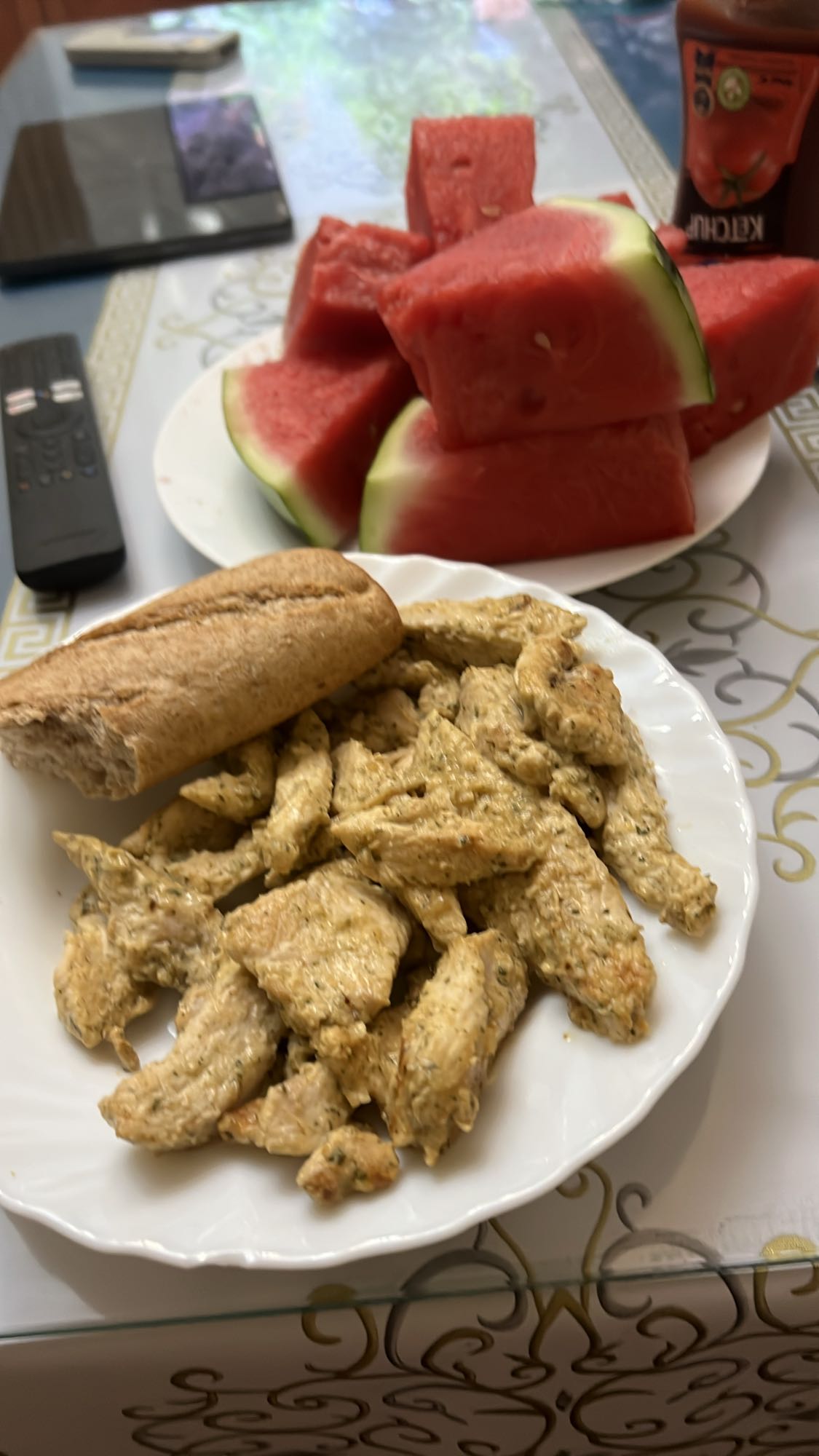 Pollo con pan y sandía