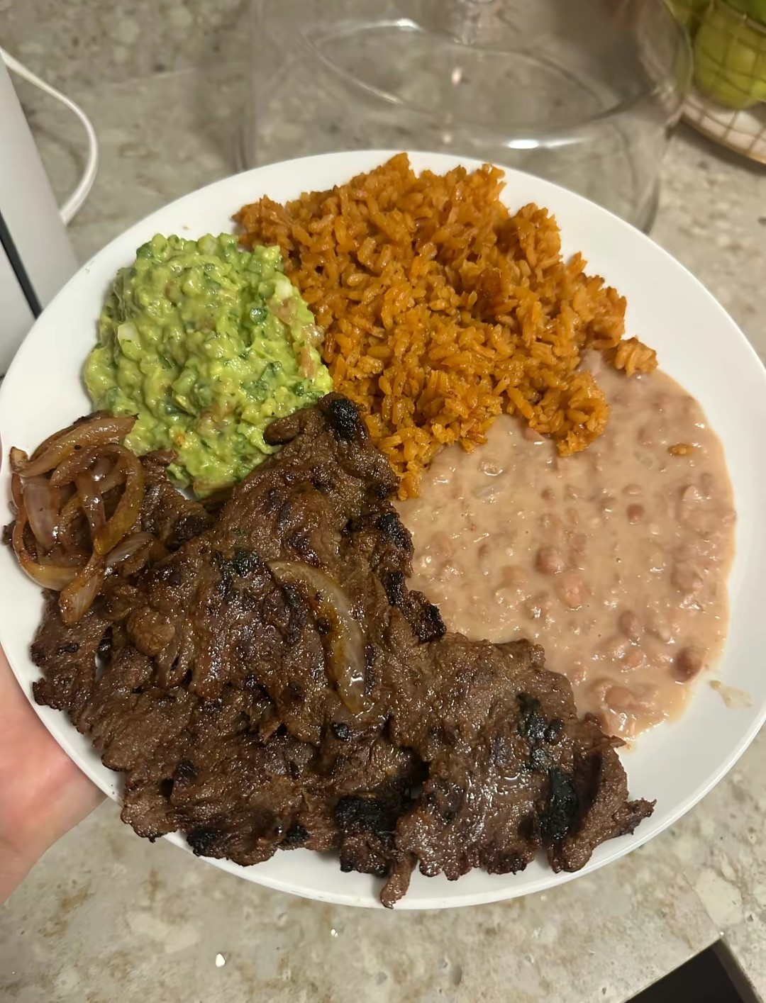 Carne asada con guarniciones