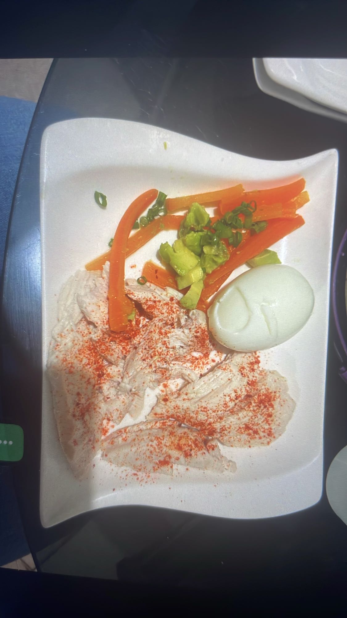 Pollo con huevo y verduras