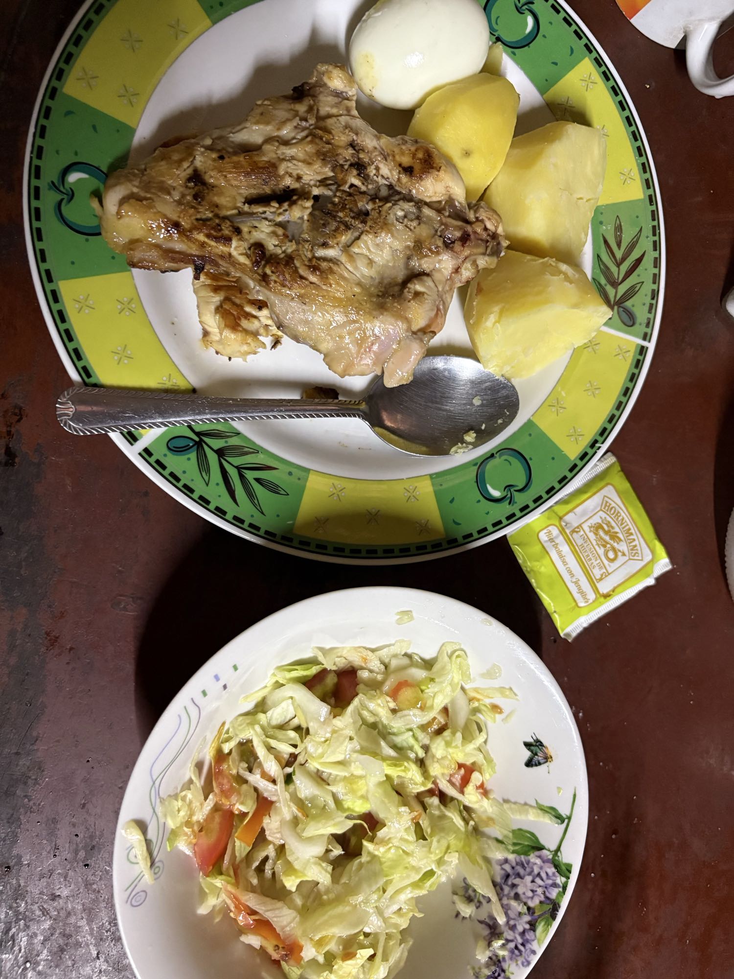Pollo con ensalada y huevo
