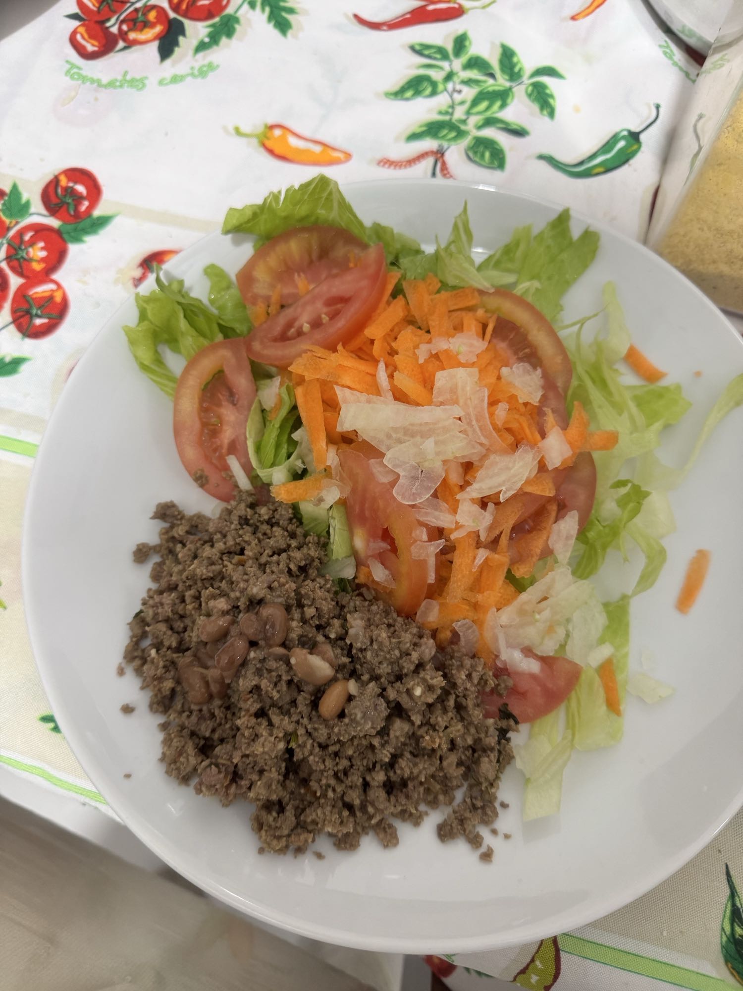 Salada com carne moída