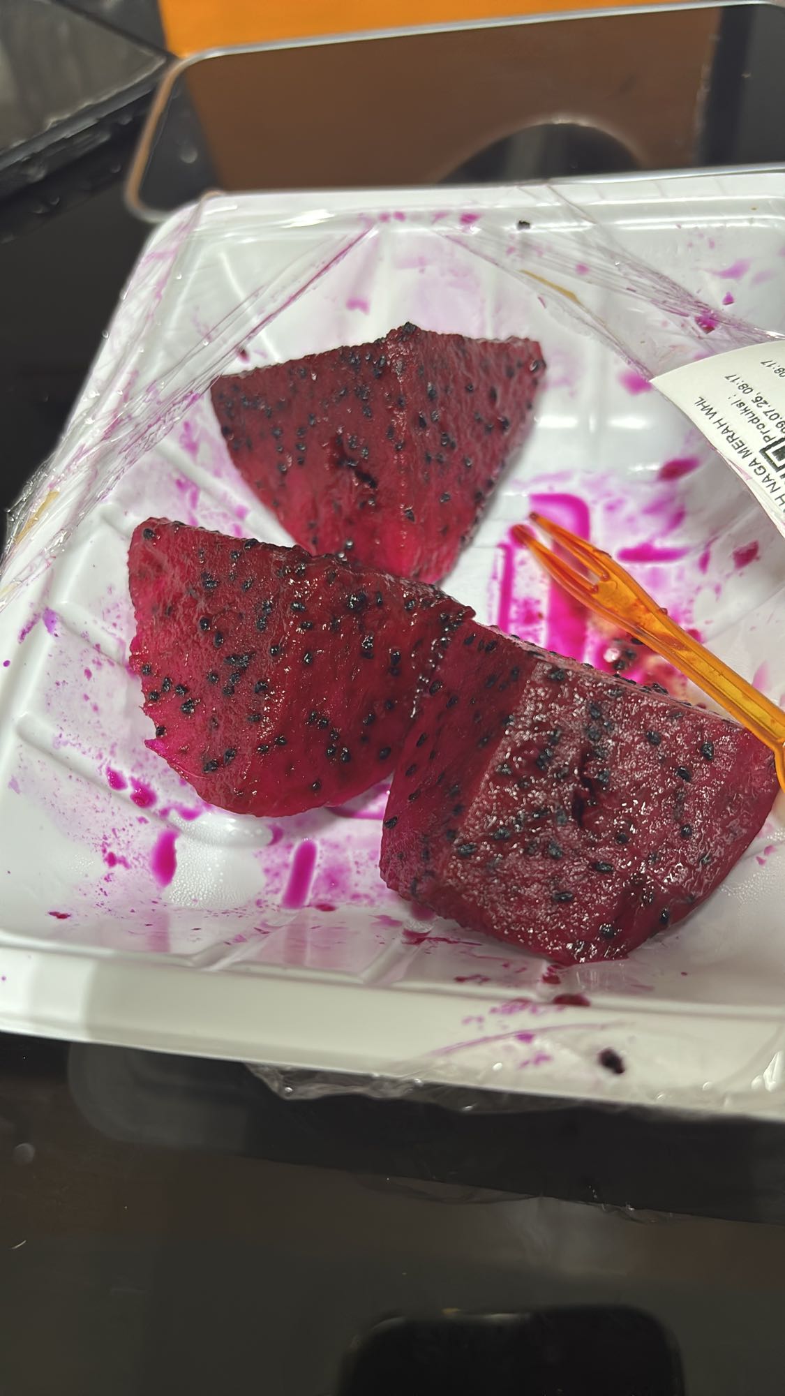 Potongan buah naga merah