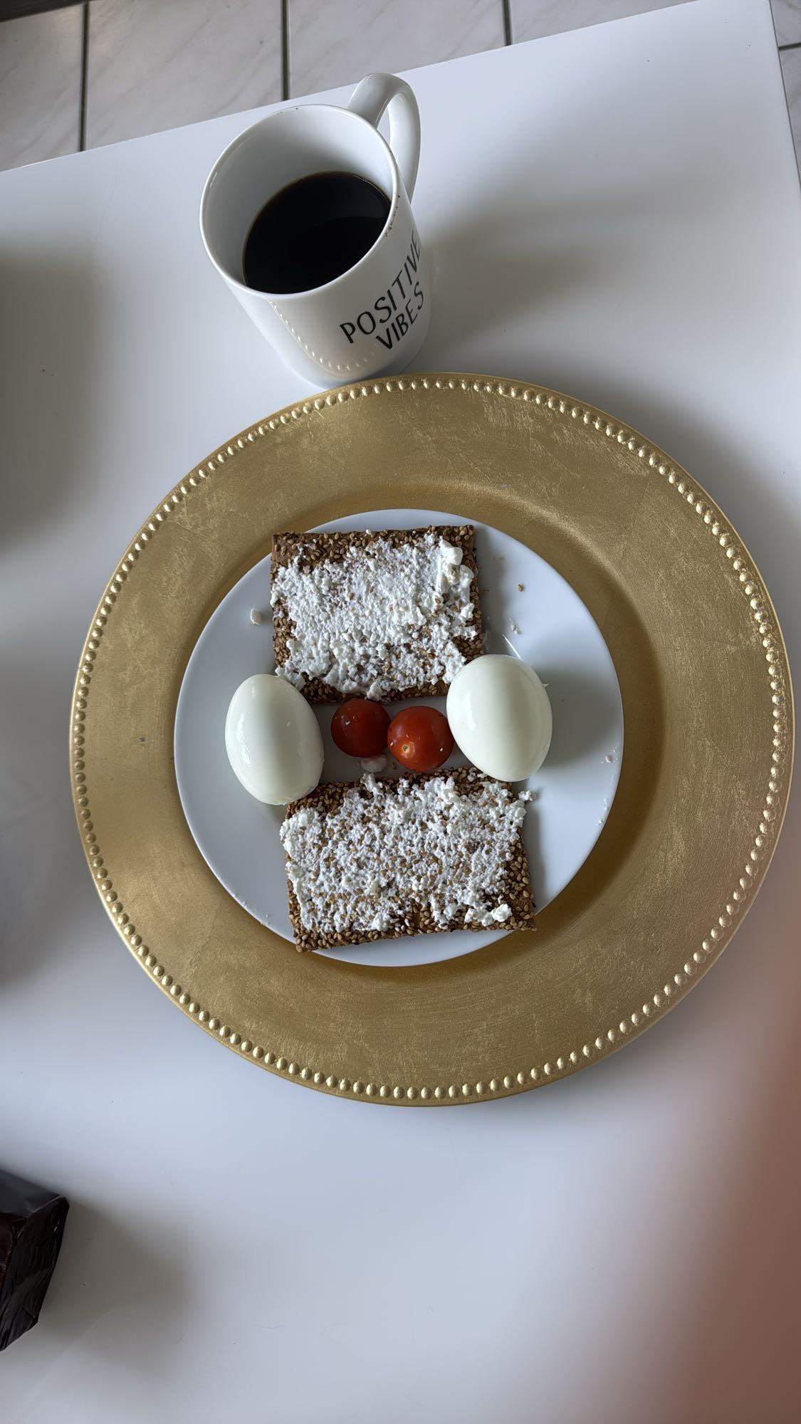 Ontbijt met crackers en ei