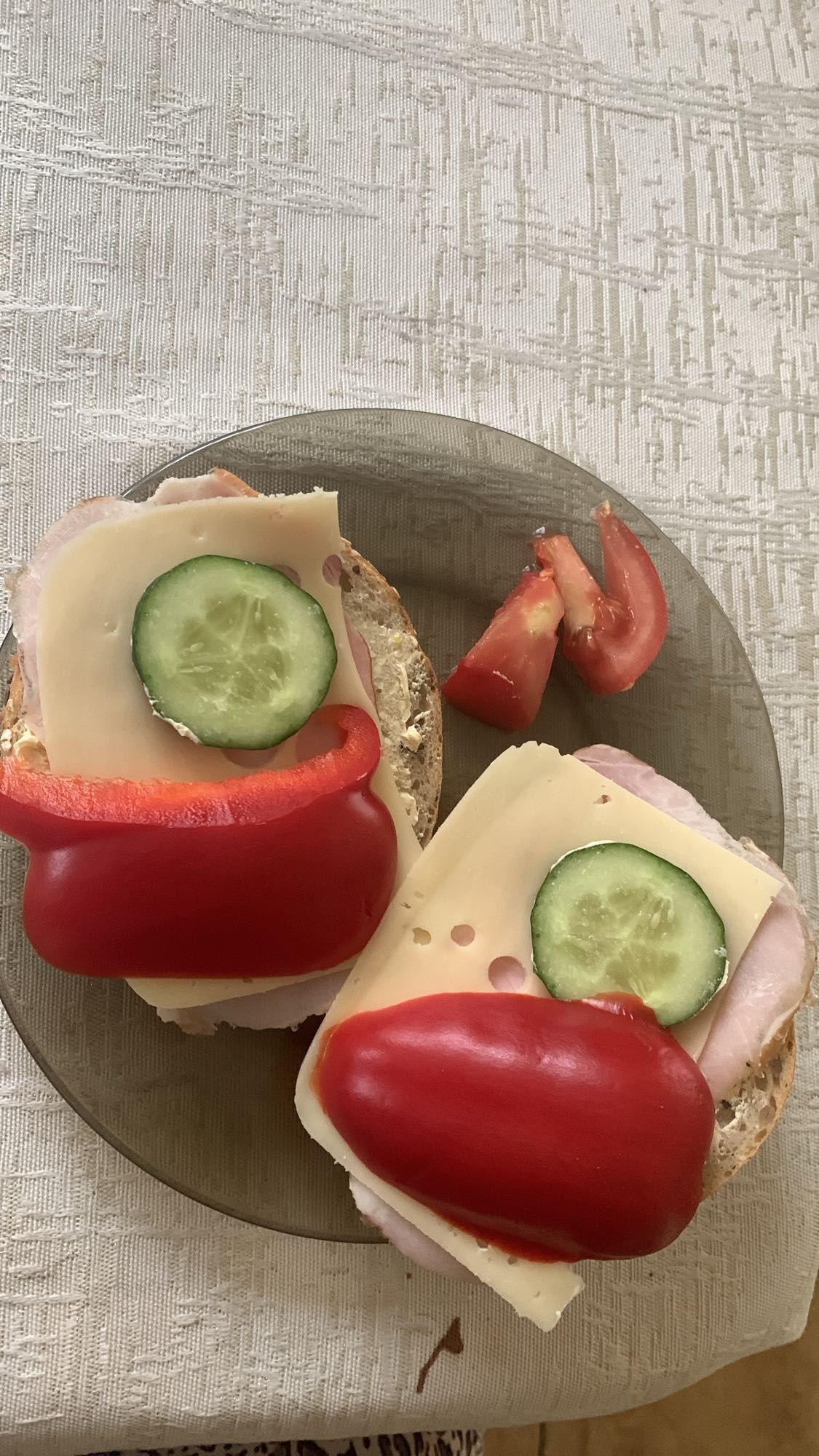 Kanapki z serem i warzywami