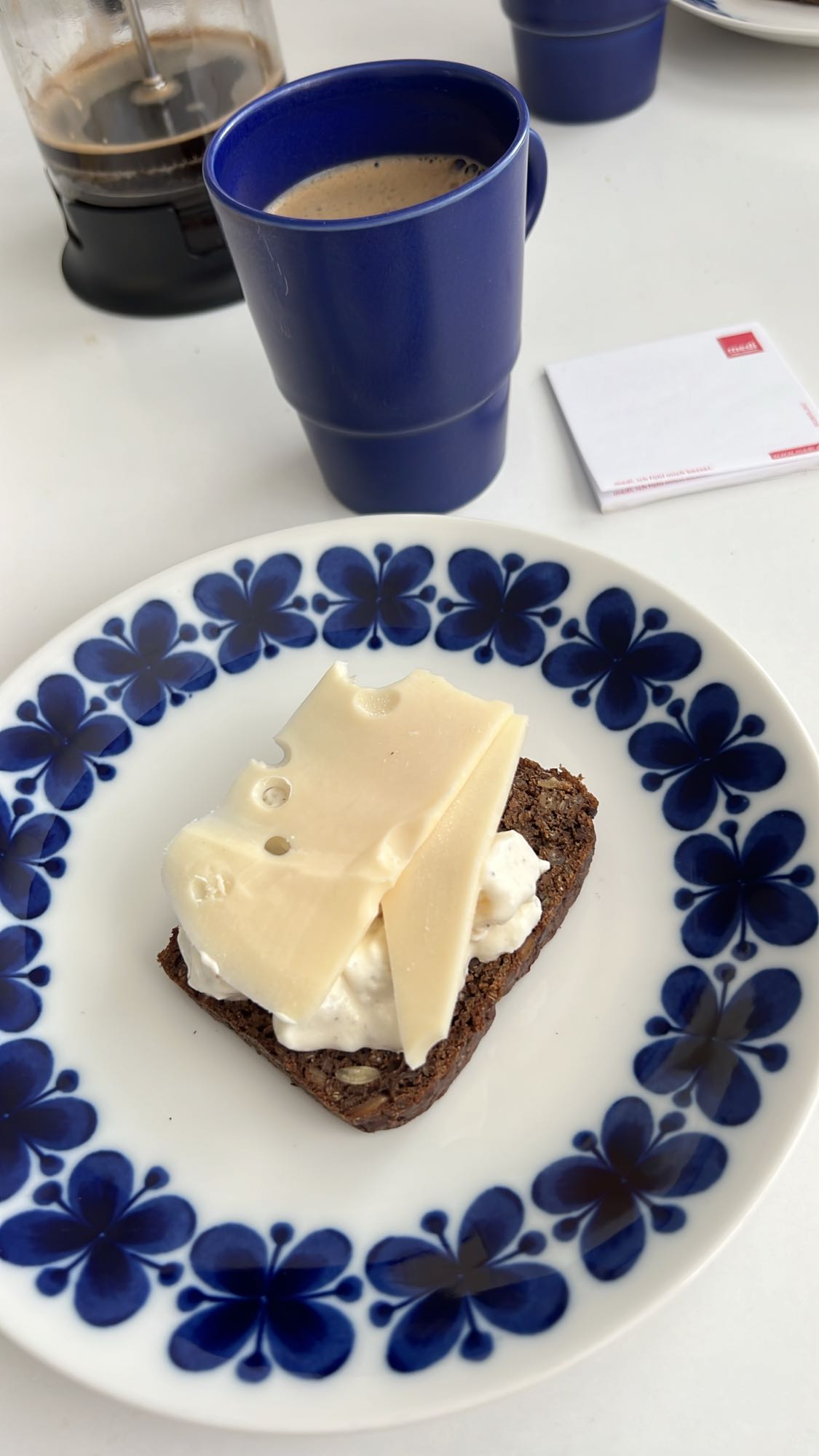 Ostsmörgås med kaffe