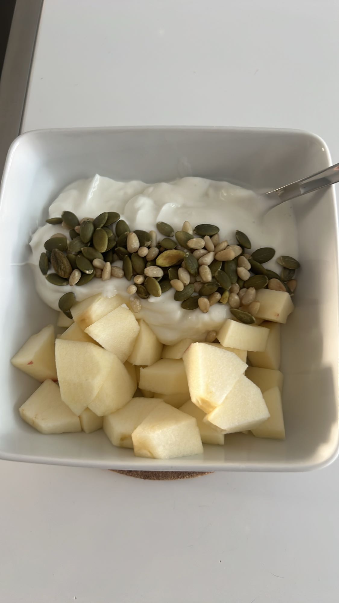 Yoghurt met appel en zaden