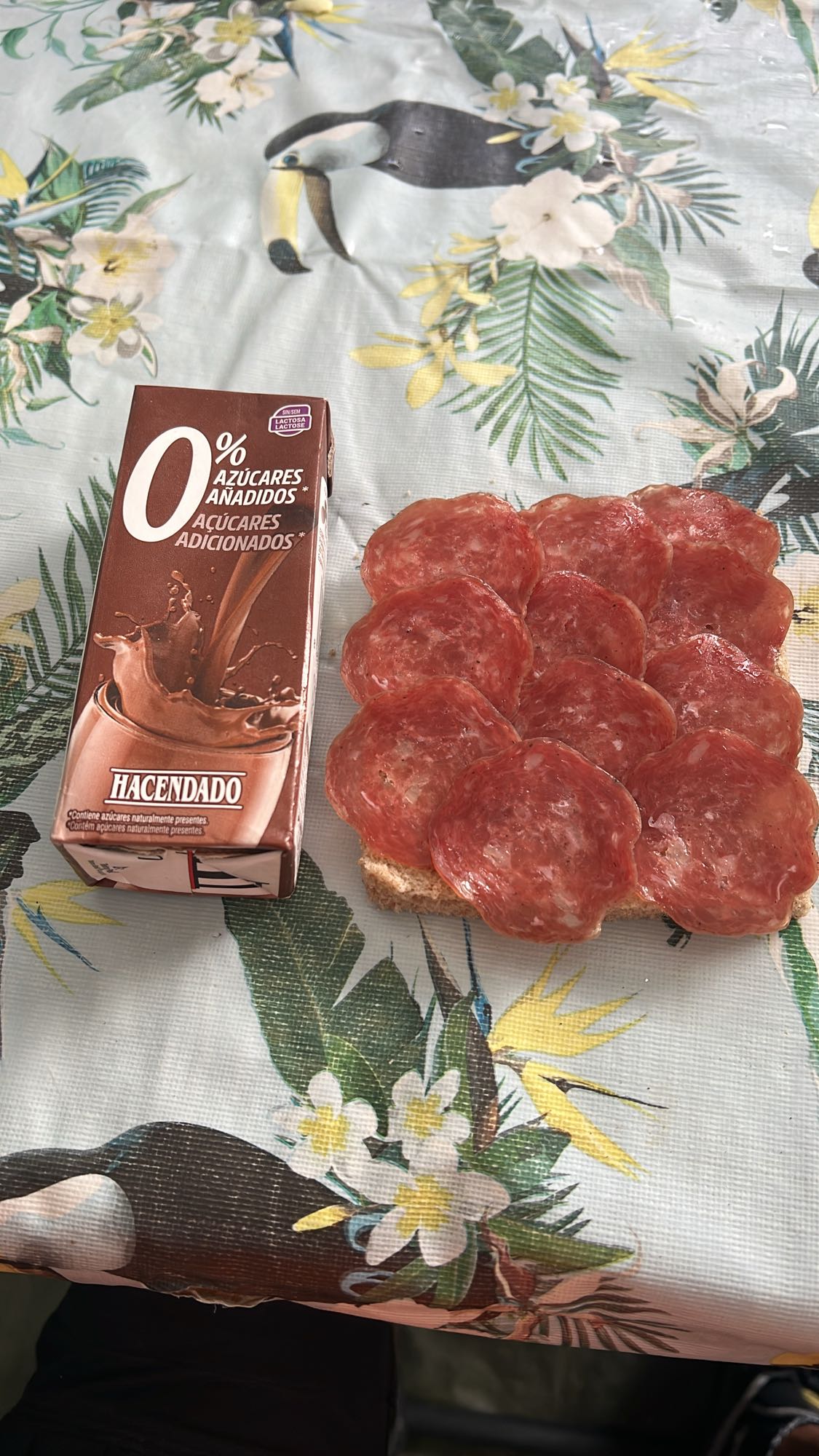 leche y pan con salami