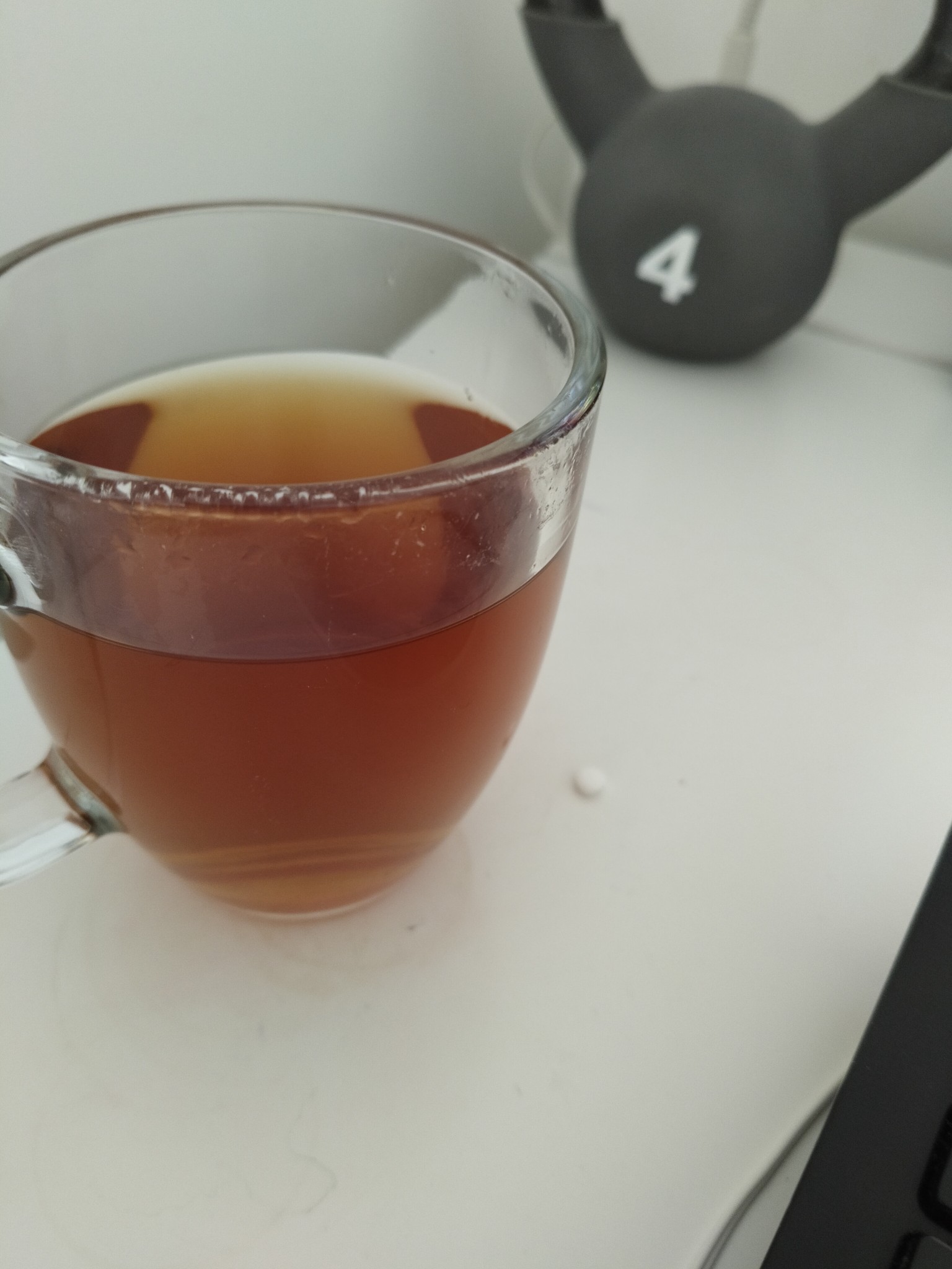 Svart te med sötningstablett