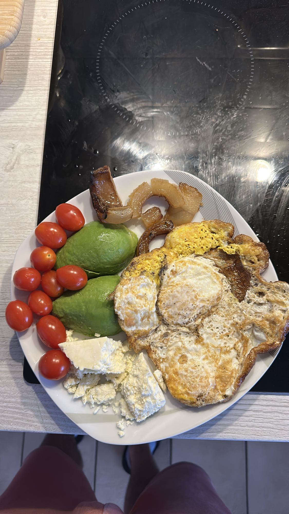 Mic dejun cu ouă și avocado