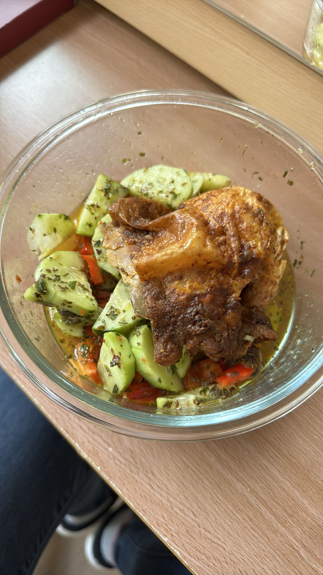 Kip met komkommersalade