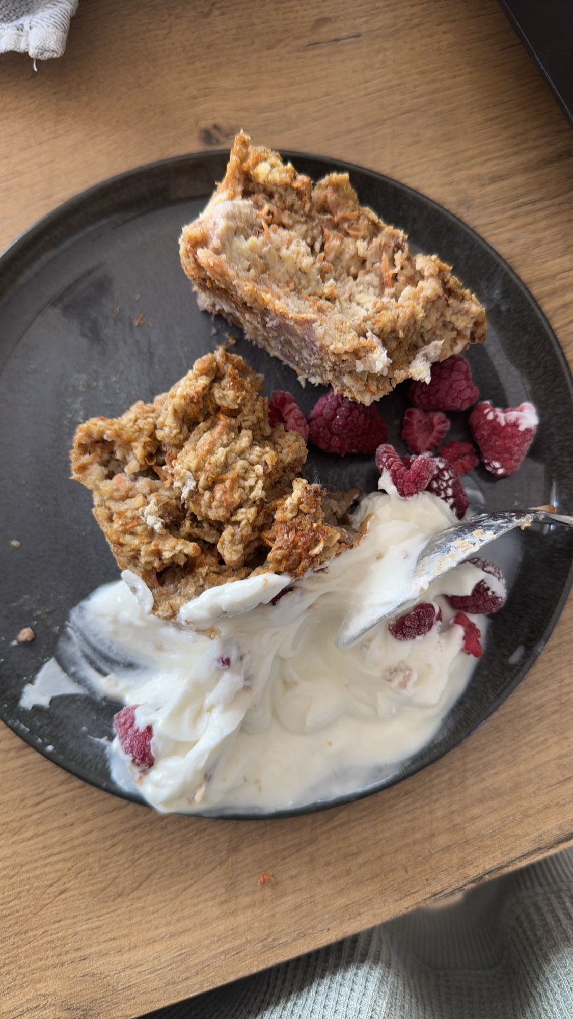 Haferflocken-Karottenkuchen mit Joghurt