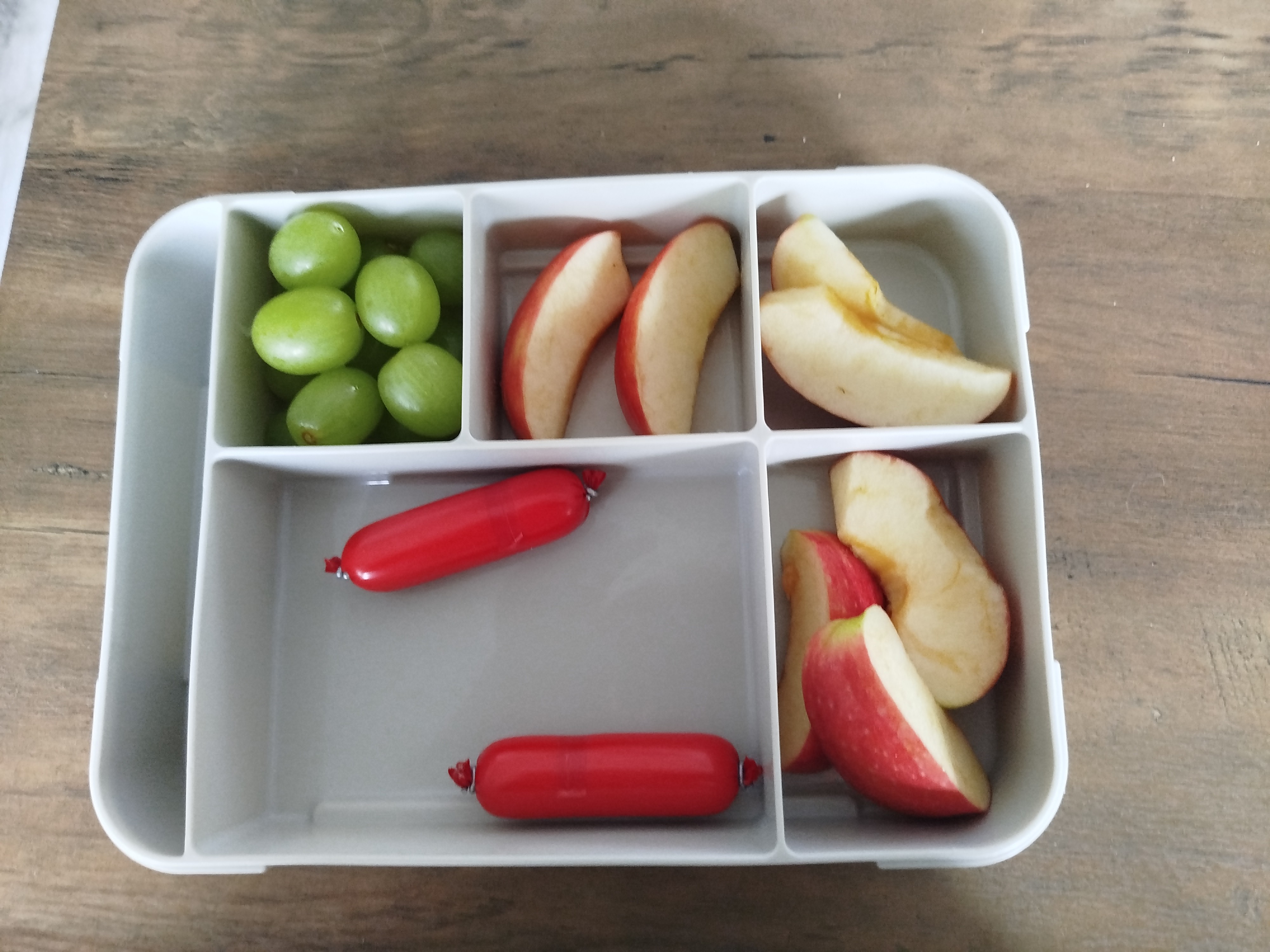 Lunchbox mit Obst & Wurst