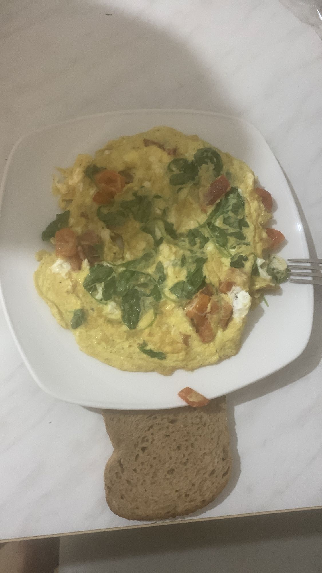 Omlet cu legume și pâine