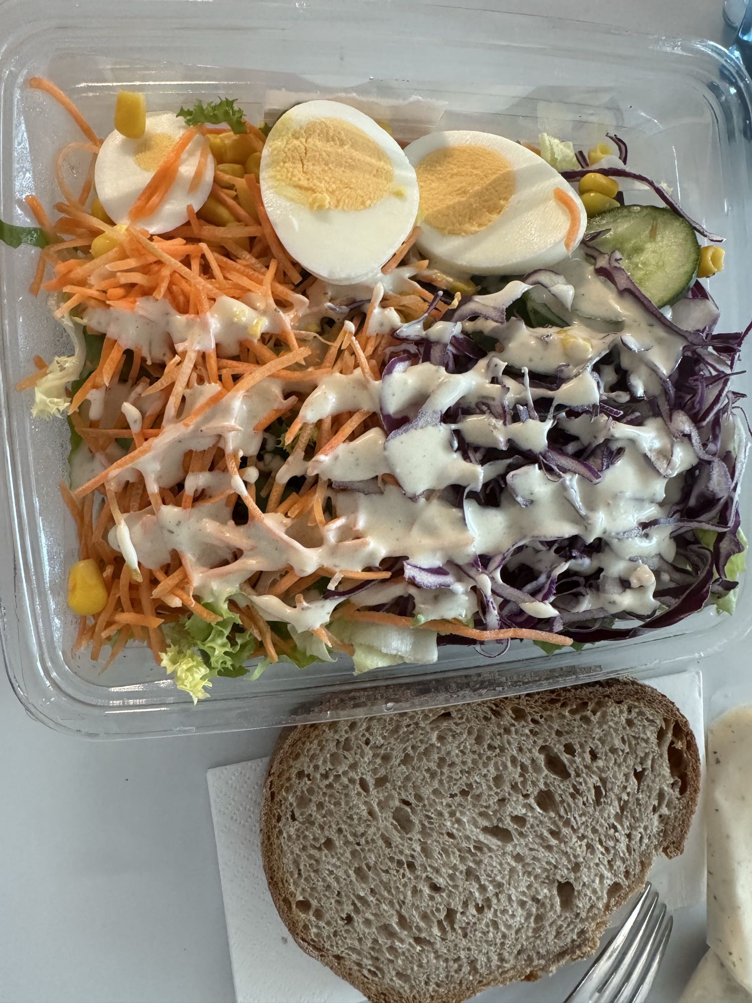 Salade met ei en brood